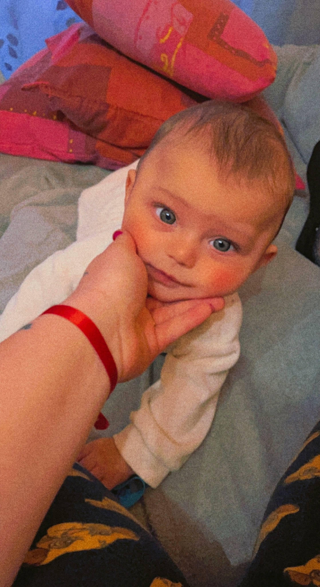 Ayden participe au concours pour gagner de l'argent avec cette photo : arm, baby, cheek, comfort, ear, eye, finger, gesture, hair, happy, human_body, iris, joint, lip, mouth, nail, nose, person, skin, thumb