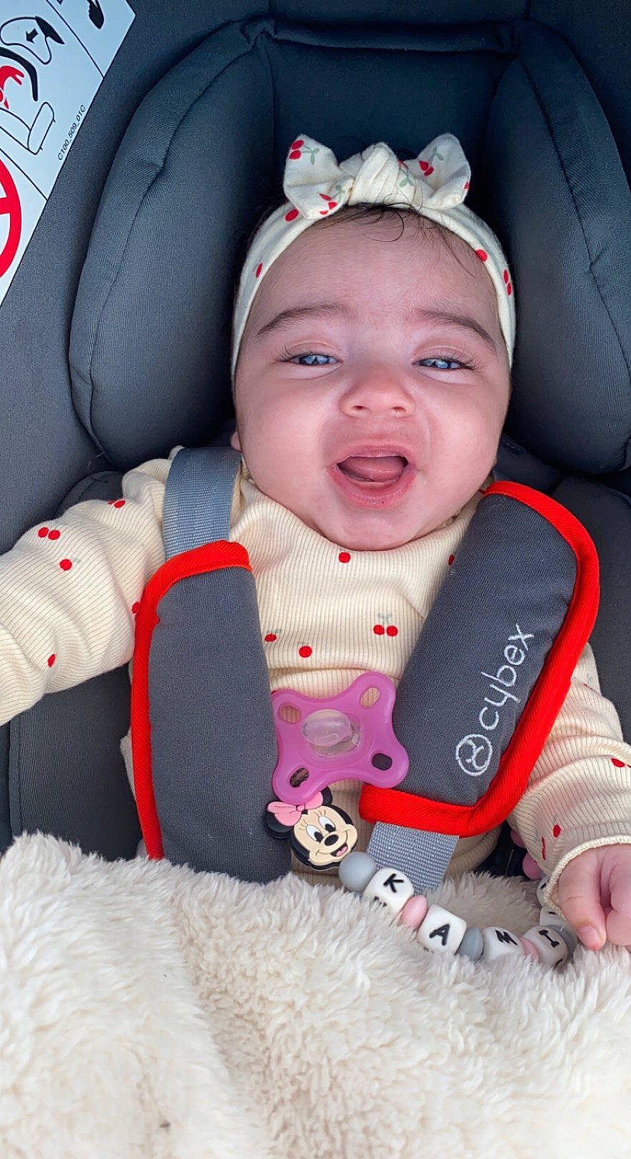 Kamila participe au concours pour gagner de l'argent avec cette photo : auto_part, baby, baby_carriage, baby_in_car_seat, baby_products, baby_safety, baby_toddler_clothing, car_seat, carmine, cheek, child, comfort, fun, happy, headwear, person, pink, product, seat_belt, skin