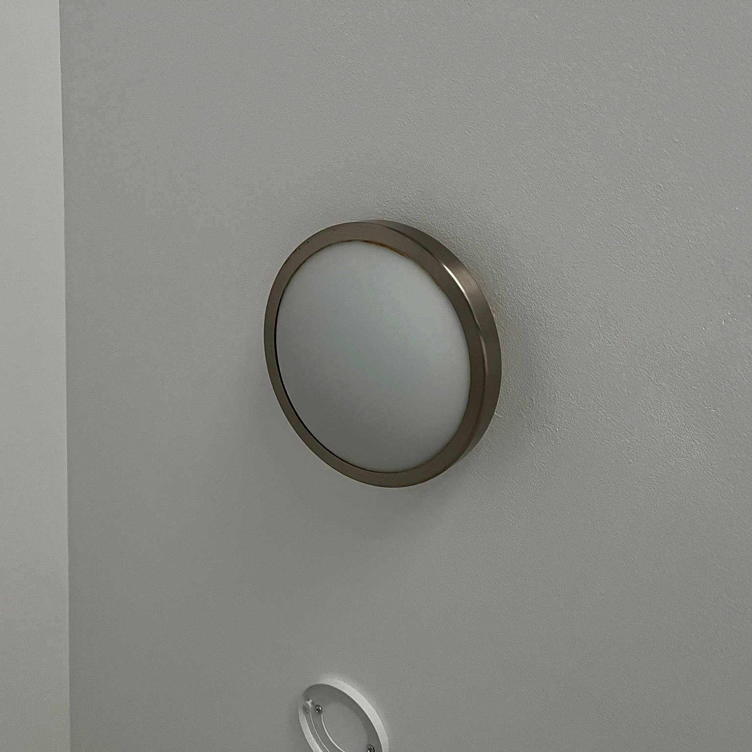 Hanna participe au concours pour gagner de l'argent avec cette photo : aluminium, auto_part, body_jewelry, ceiling, circle, event, fashion_accessory, font, jewellery, metal, nickel, platinum, ring, silver, steel, titanium