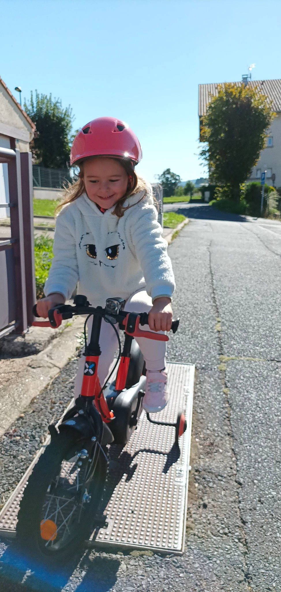 Romane a rejoint le concours — aidez-le/la à gagner de superbes lots ! bicycle, bicycle_accessory, bicycle_clothing, bicycle_frame, bicycle_handlebar, bicycle_helmet, bicycle_tire, bicycle_wheel, bicycles_equipment_and_supplies, headwear, helmet, joy, mode_of_transport, outdoor_recreation, person, plant, recreation, sky, smile, tire