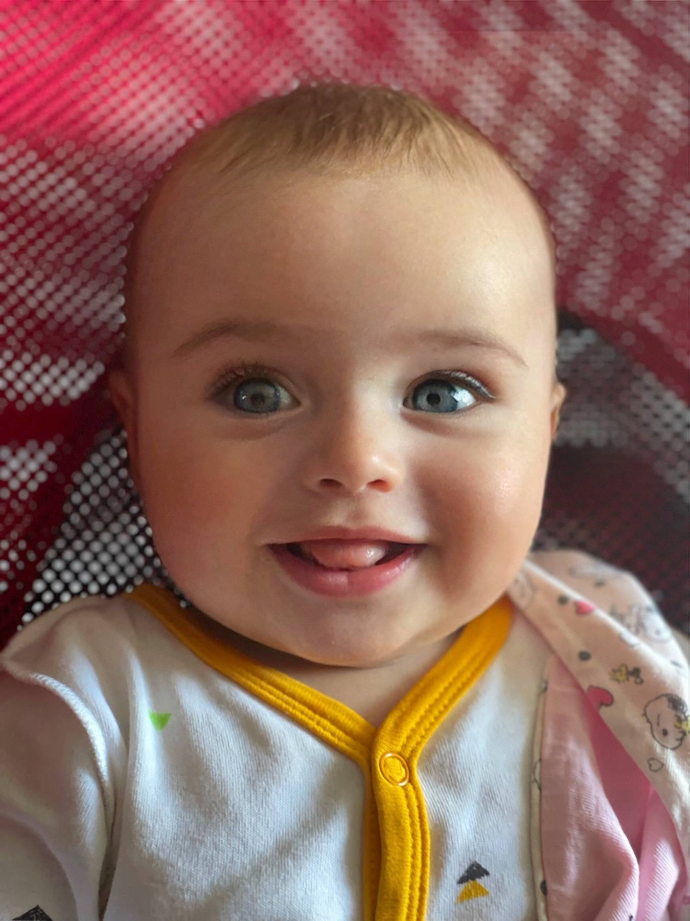 Eva participe au concours pour gagner de l'argent avec cette photo : cheek, chin, clothing, ear, eye, eyebrow, eyelash, face, forehead, hairstyle, head, human_body, iris, joy, lip, mouth, neck, nose, organ, person