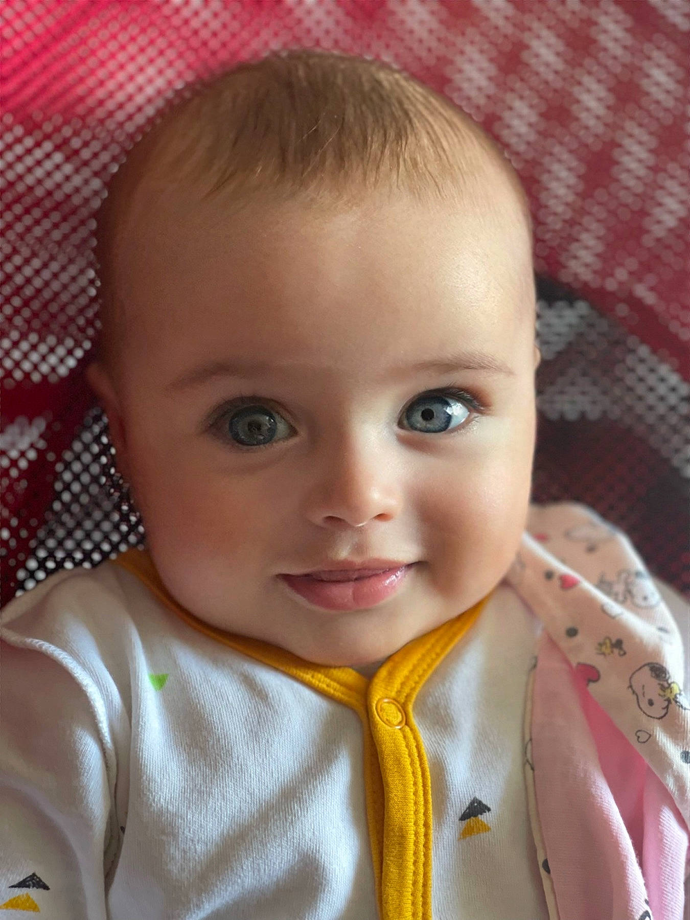 Eva a rejoint le concours — aidez-le/la à gagner de superbes lots ! baby_toddler_clothing, cheek, chin, ear, eye, eyebrow, eyelash, face, forehead, hairstyle, head, human_body, iris, joy, lip, mouth, neck, nose, organ, person