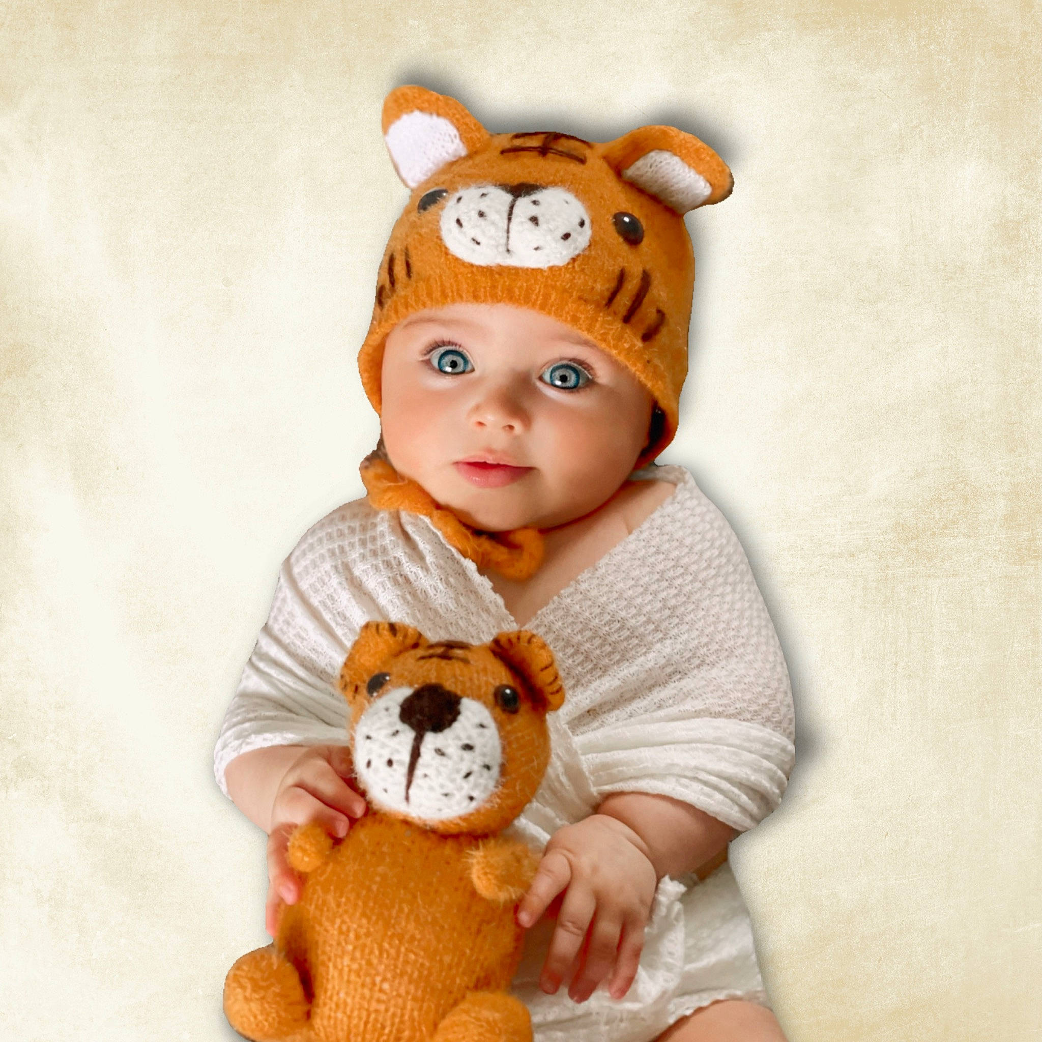 Eva participe au concours pour gagner de l'argent avec cette photo : baby, baby_toddler_clothing, cap, cheek, doll, ear, eye, face, fawn, head, headwear, human_body, mammal, orange, outerwear, person, pink, skin, sleeve, textile