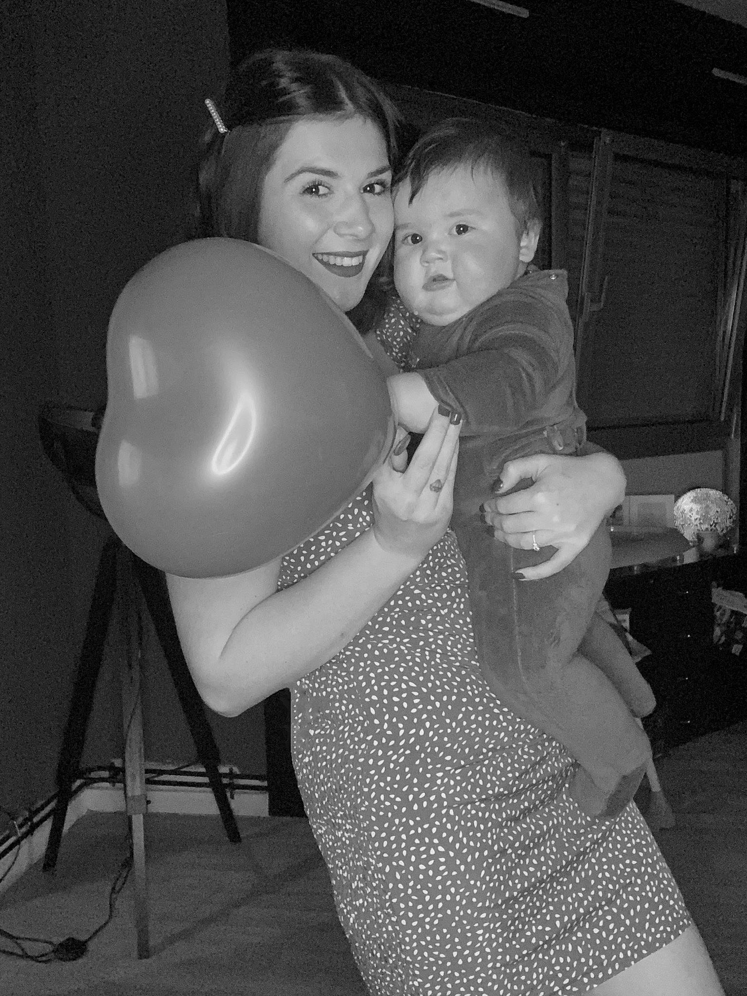 Eden a rejoint le concours — aidez-le/la à gagner de superbes lots ! balloon, black, black_and_white, ear, flash_photography, gesture, hair, hairstyle, happy, head, interaction, joint, joy, mammal, one_piece_garment, organ, person, shoulder, smile, standing