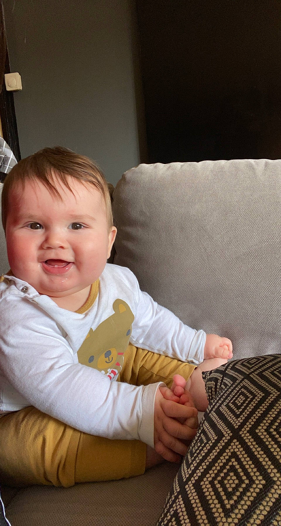 Eden participe au concours pour gagner de l'argent avec cette photo : arm, baby, baby_toddler_clothing, cheek, child, comfort, couch, elbow, face, finger, happy, joy, lap, linens, person, room, sitting, sleeve, smile, thumb