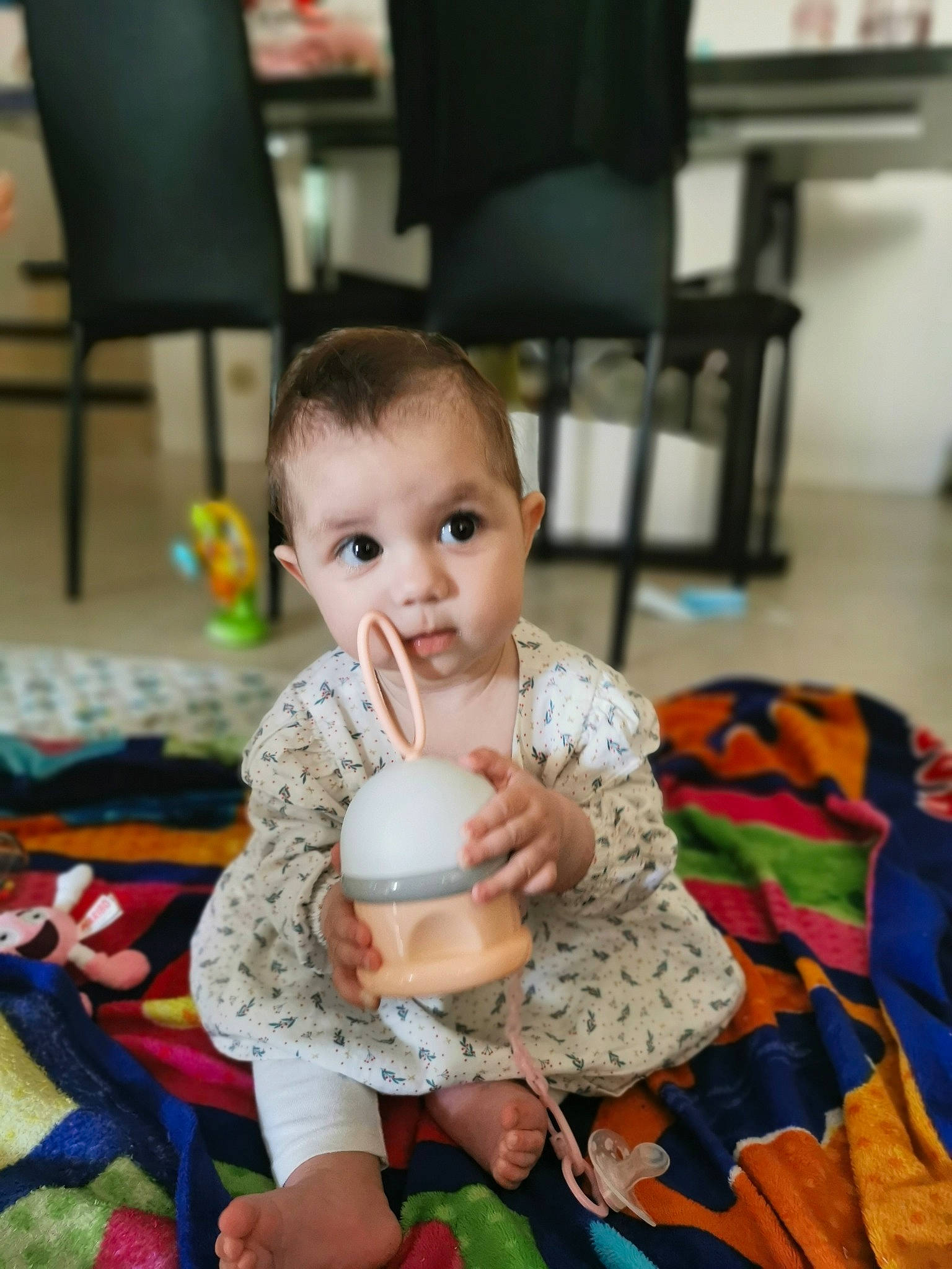 Inaya participe au concours pour gagner de l'argent avec cette photo : baby, child, eating, person, play, sitting, toddler, vacation