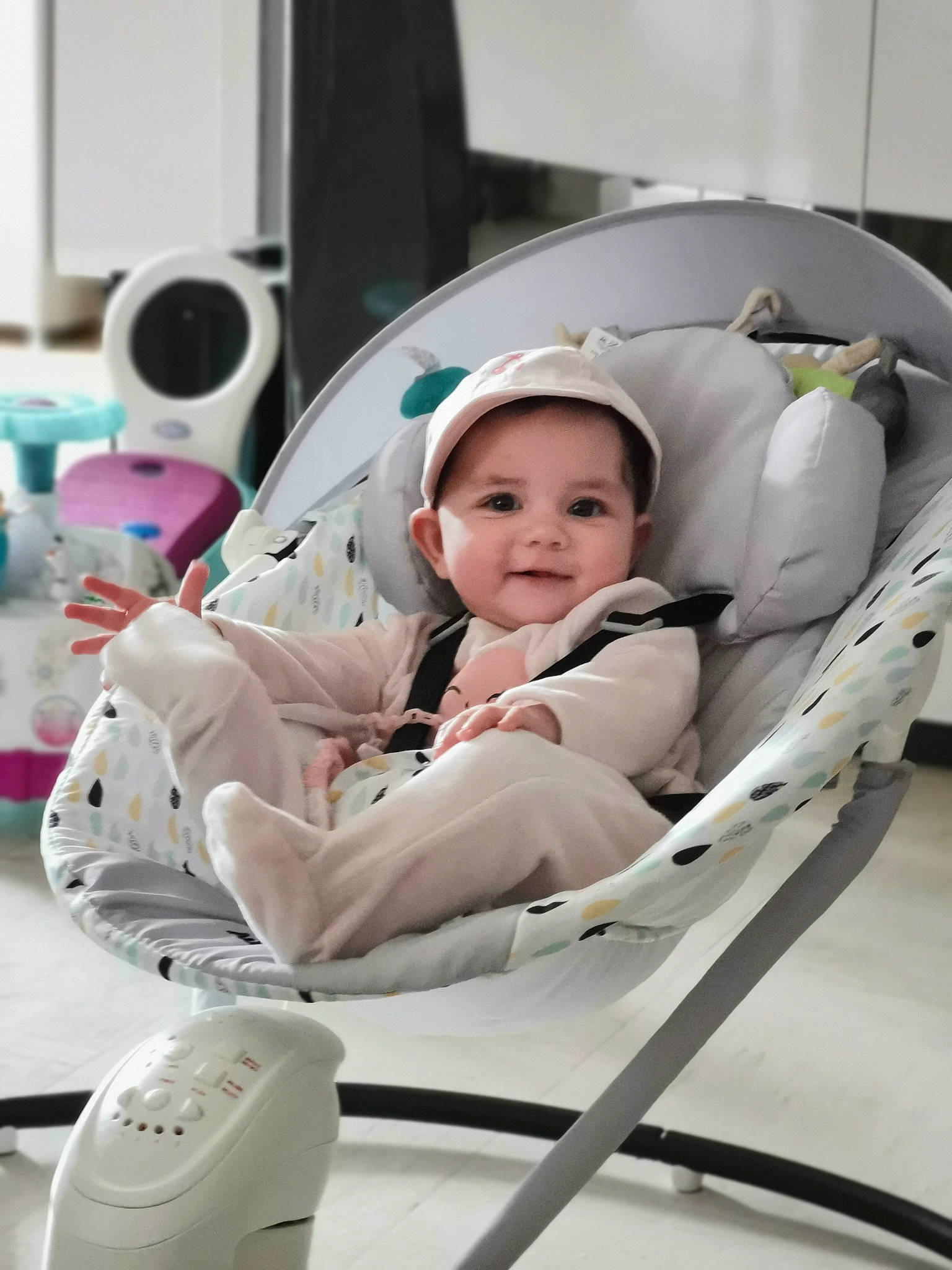 Inaya participe au concours pour gagner de l'argent avec cette photo : baby, baby_in_car_seat, baby_products, baby_safety, birth, child, comfort, furniture, headwear, infant_bed, joy, person, product, toddler