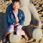 Kiara a rejoint le concours — aidez-le/la à gagner de superbes lots ! child, clothing, coat, face, female, footwear, girl, head, jeans, nature, outdoors, pants, person, photography, portrait, rock, sandal, shoe, sitting, soil