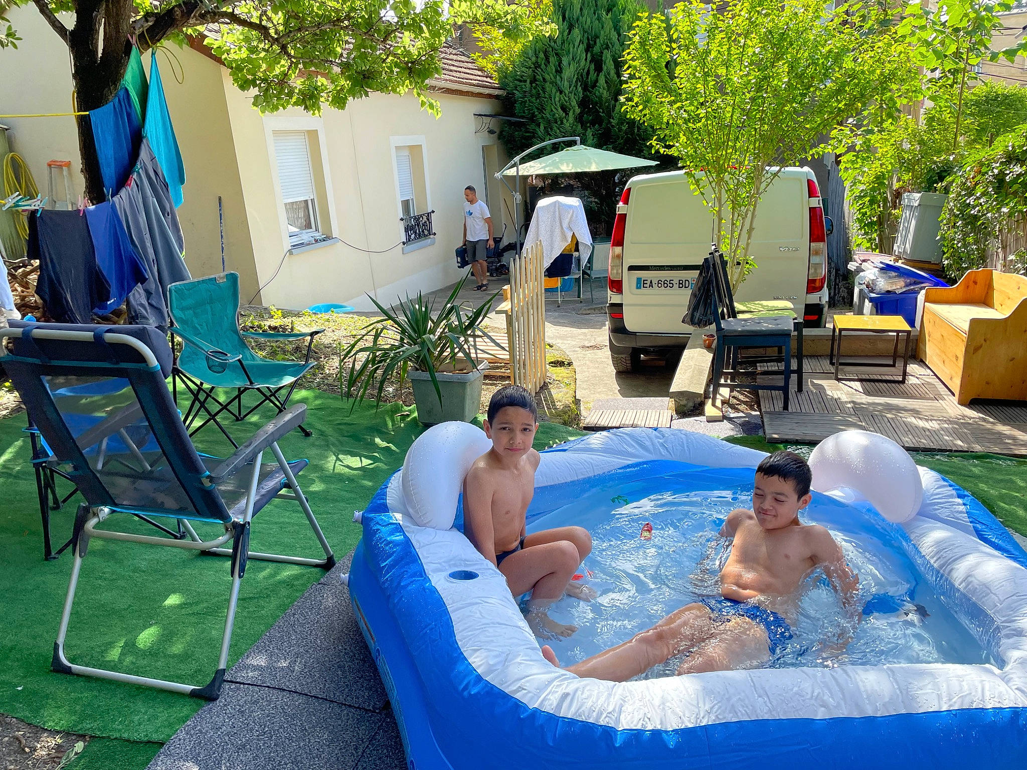 Patrick participe au concours pour gagner de l'argent avec cette photo : blue, car, chair, comfort, grass, green, joy, leisure, outdoor_furniture, person, plant, property, real_estate, recreation, shade, smile, summer, sunlounger, swimming_pool, tree