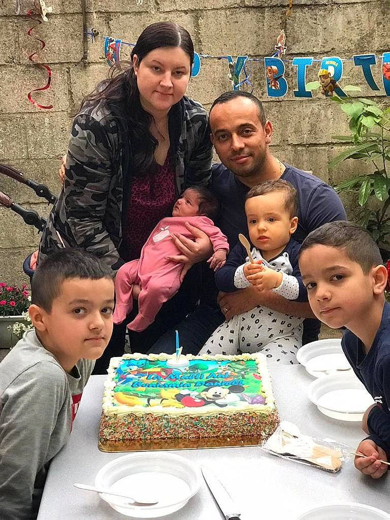 Patrick a rejoint le concours — aidez-le/la à gagner de superbes lots ! baked_goods, birthday, birthday_cake, cake, cake_decorating, cake_decorating_supply, cuisine, dessert, event, face, food, happy, head, joy, person, plate, sharing, sugar_cake, sweetness, table