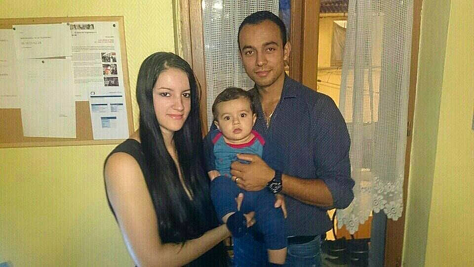 Ioan participe au concours pour gagner de l'argent avec cette photo : baby, child, curtain, event, eye, fun, hand, happy, head, jewellery, joy, necklace, person, room, skin, smile, standing, t_shirt, toddler, window