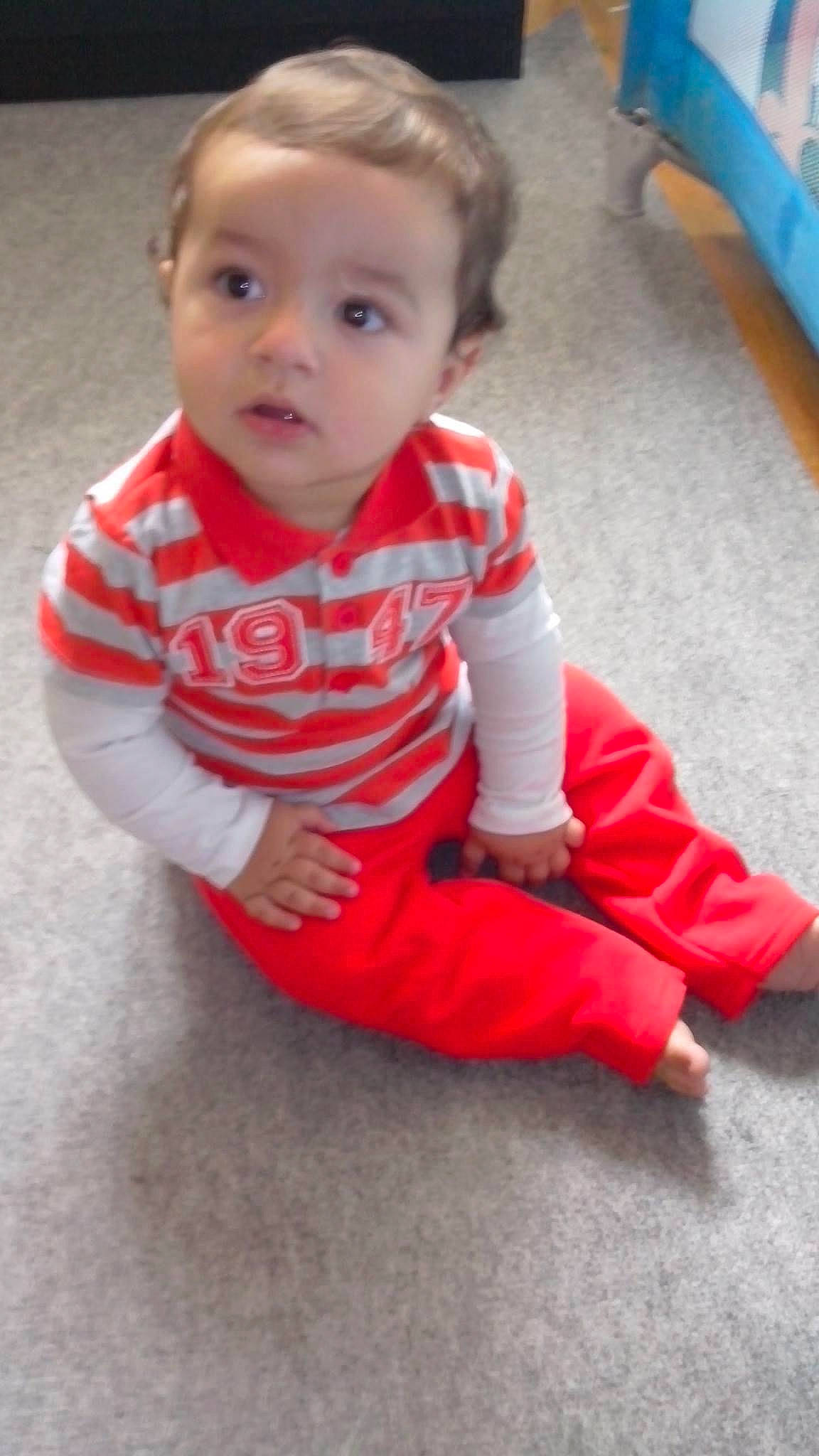 Ioan a rejoint le concours — aidez-le/la à gagner de superbes lots ! baby, baby_toddler_clothing, cheek, child, chin, dress, eye, face, floor, flooring, fun, grass, hair, happy, head, human_body, nose, person, sleeve, t_shirt