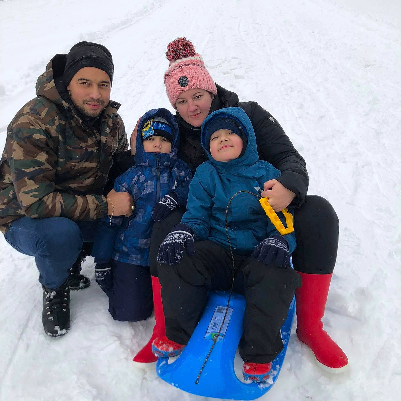 Ioan participe au concours pour gagner de l'argent avec cette photo : event, freezing, fun, geological_phenomenon, glove, happy, head, headwear, human_body, ice_cap, jacket, joy, leisure, outdoor_recreation, person, recreation, shoe, sitting, sled, sledding