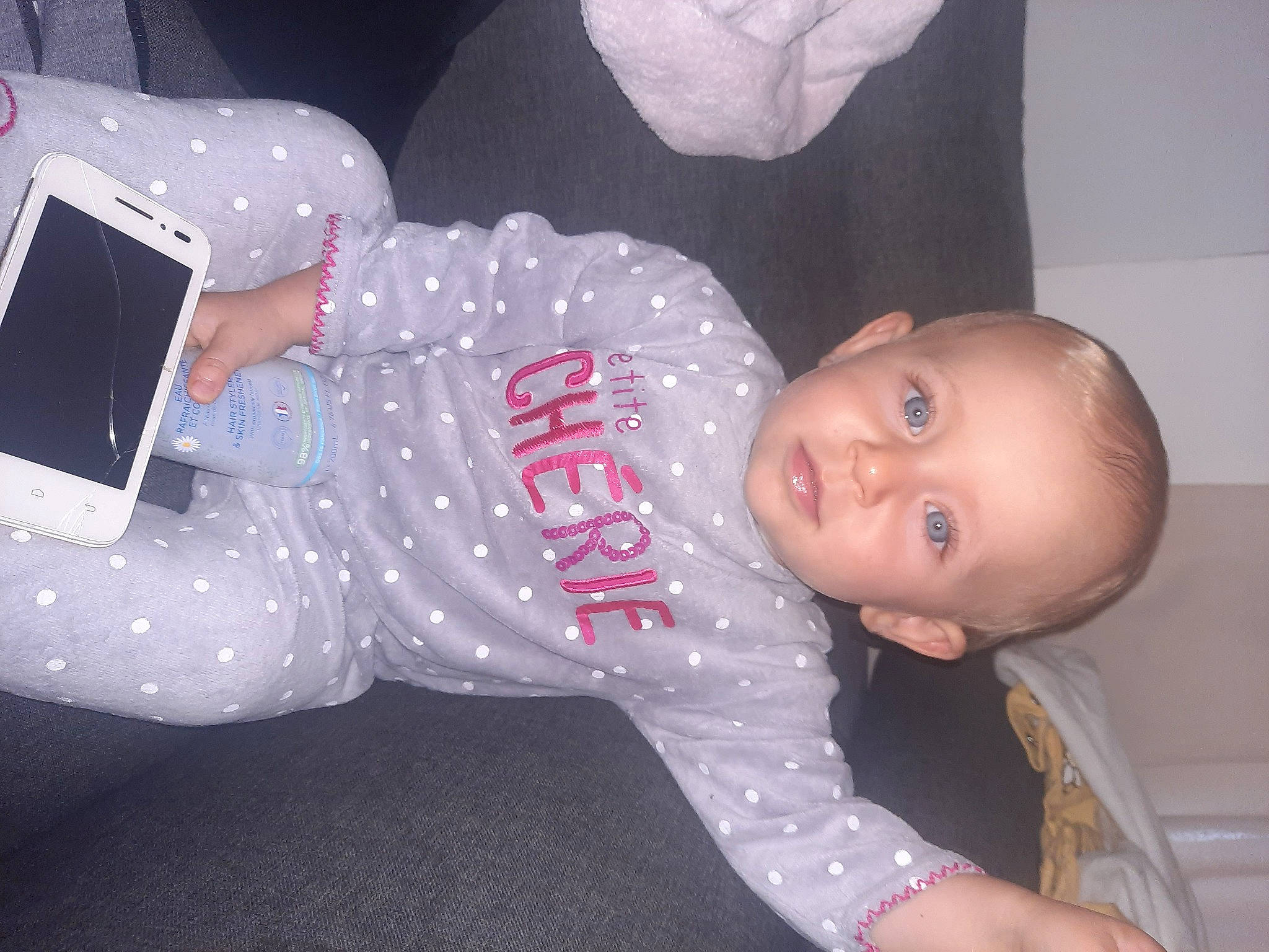 Célina participe au concours pour gagner de l'argent avec cette photo : arm, baby, baby_products, baby_toddler_clothing, comfort, communication_device, finger, fun, gadget, human_body, leg, mobile_phone, mouth, person, portable_communications_device, product, sitting, sleeve, smile, telephony