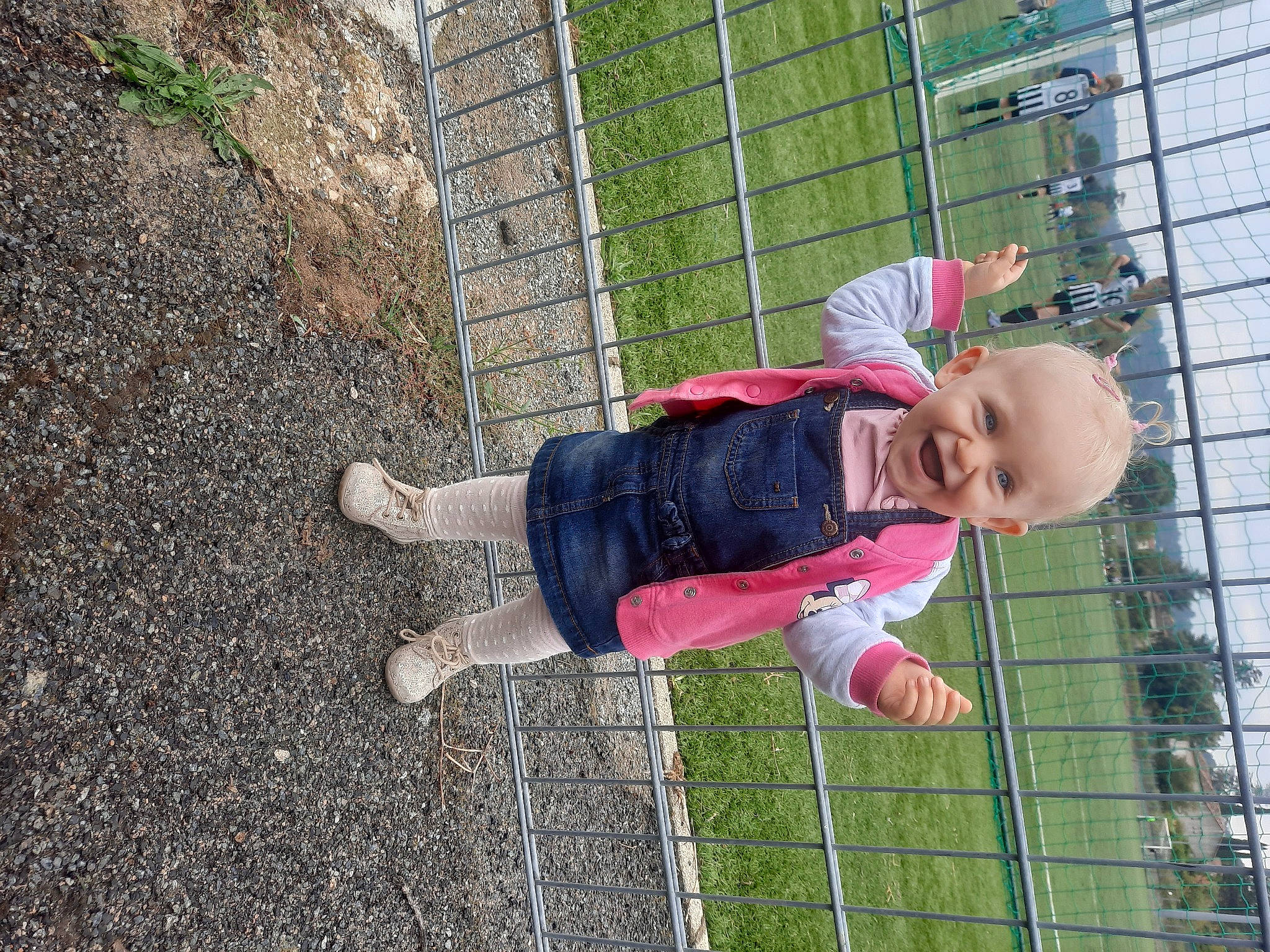 Célina a rejoint le concours — aidez-le/la à gagner de superbes lots ! baby, baby_toddler_clothing, child, fence, fun, grass, leaf, leisure, mesh, pattern, people_in_nature, person, plant, play, recreation, smile, soil, toddler, tree, vacation