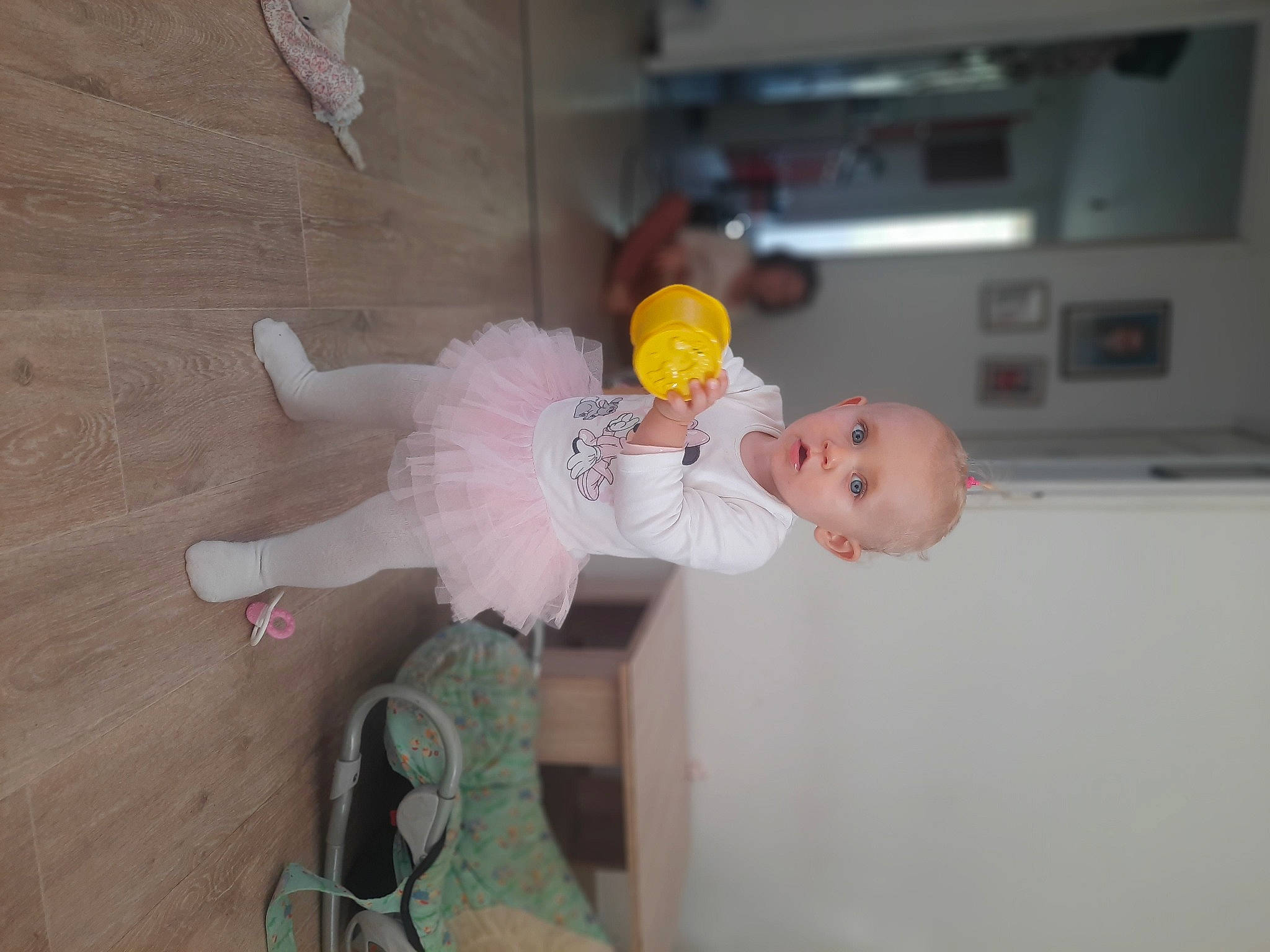 Célina a rejoint le concours — aidez-le/la à gagner de superbes lots ! baby, baby_products, baby_toddler_clothing, backpack, bag, child, cut_flowers, dress, flooring, fun, hardwood, home_appliance, luggage_and_bags, peach, person, plant, room, surprise, toddler, wood