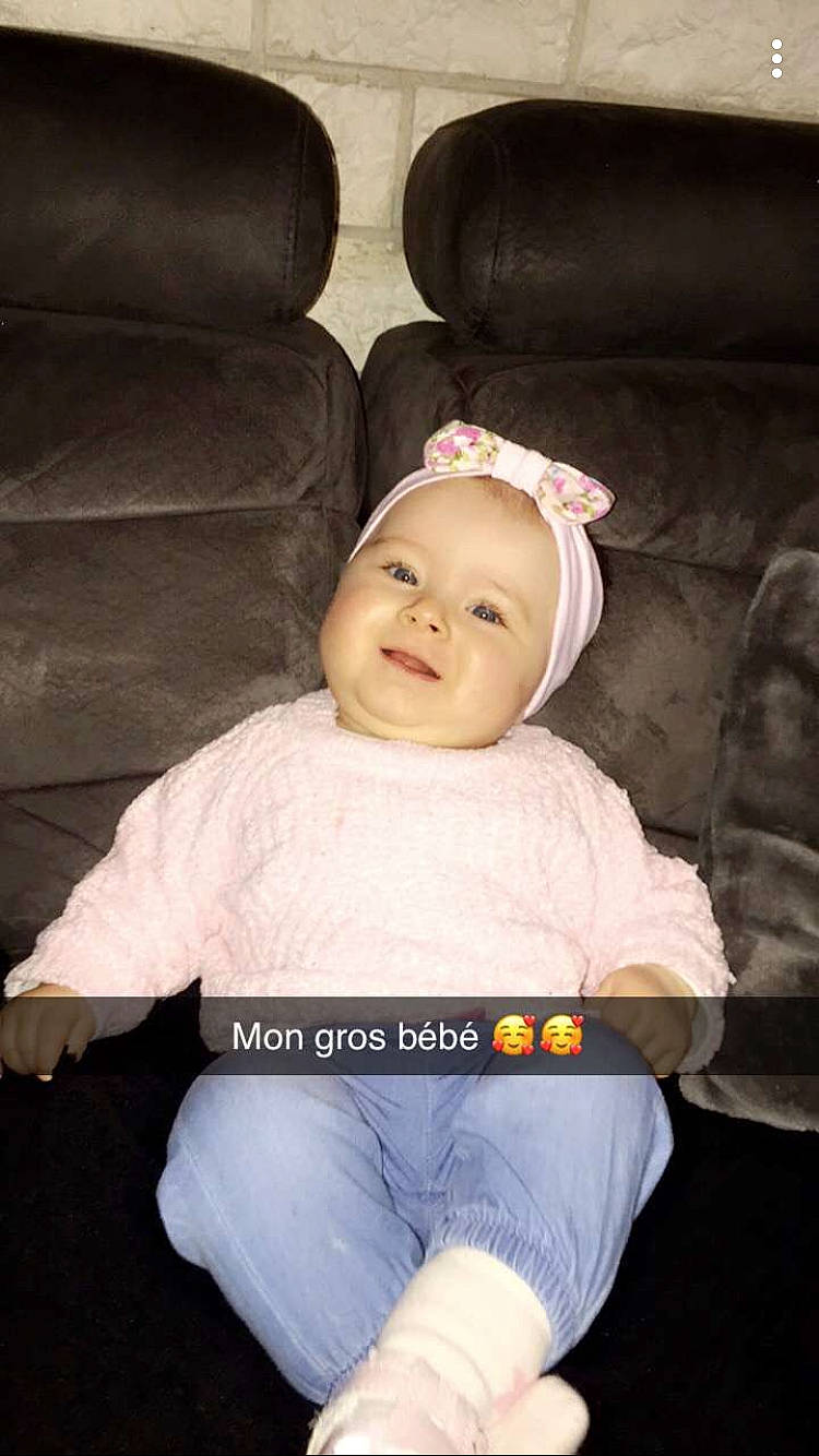 Héloïse participe au concours pour gagner de l'argent avec cette photo : arm, baby, baby_laughing, cheek, child, head, person, product, sitting, smile, toddler