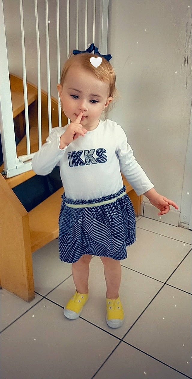 Héloïse a rejoint le concours — aidez-le/la à gagner de superbes lots ! baby, baby_toddler_clothing, blue, child, clothing, pattern, person, skin, sleeve, standing, t_shirt, toddler, yellow