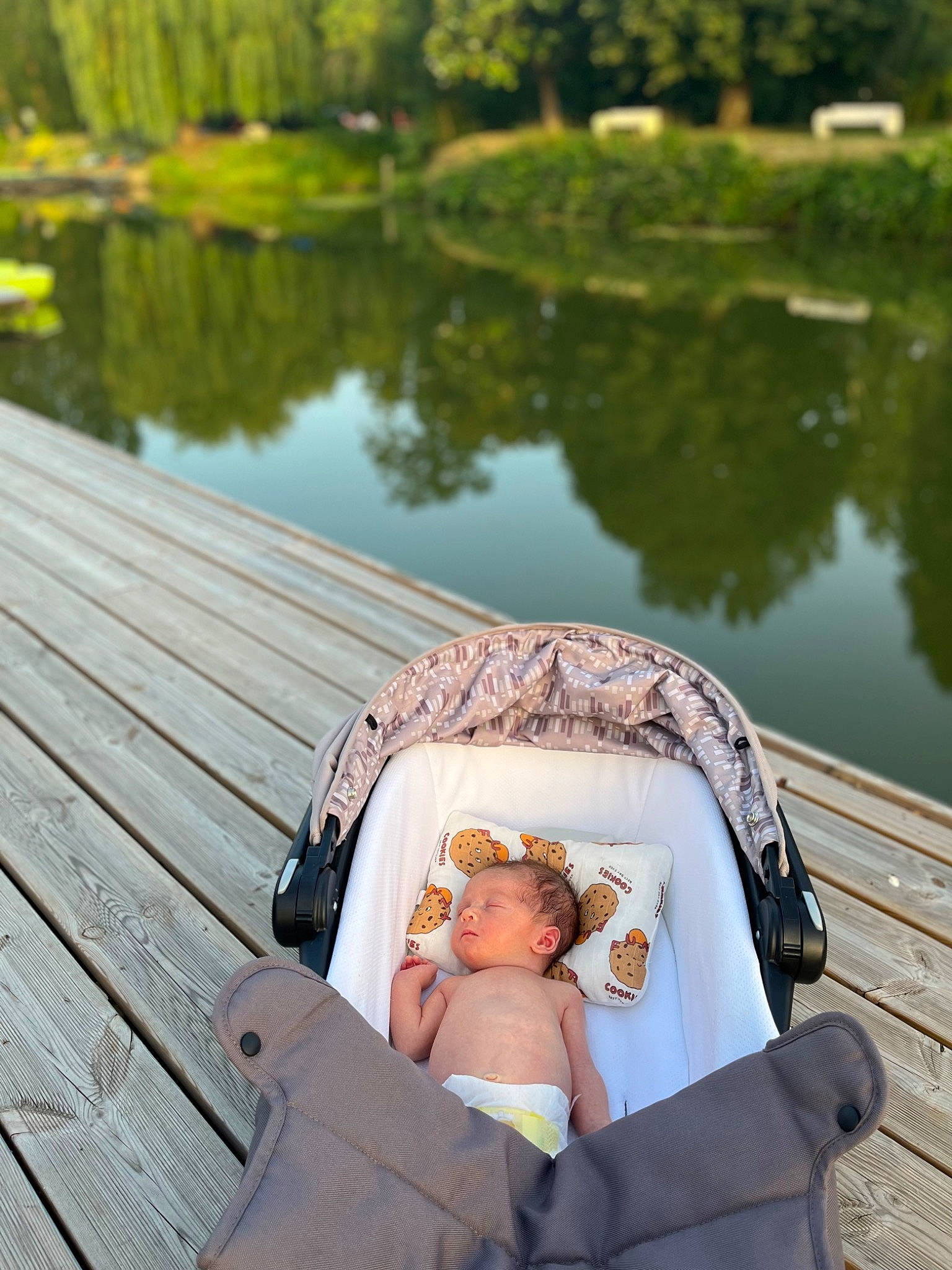 Ezekiel participe au concours pour gagner de l'argent avec cette photo : baby, chair, comfort, dock, eyewear, grass, green, lake, leisure, morning, outdoor_furniture, person, plant, recreation, sitting, summer, toddler, travel, tree, water