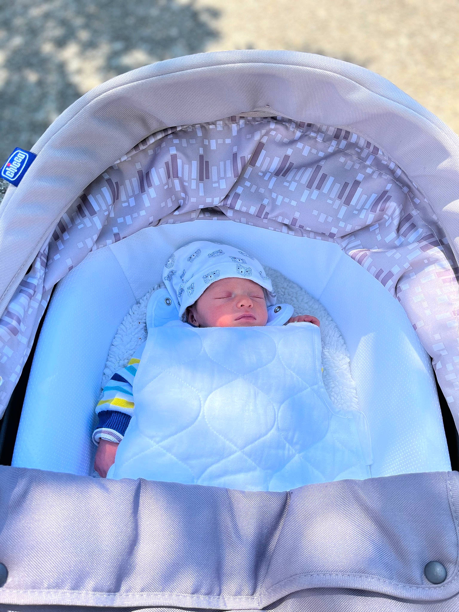 Ezekiel participe au concours pour gagner de l'argent avec cette photo : baby, baby_products, child, circle, comfort, electric_blue, event, fun, hat, headwear, human_body, leisure, person, product, recreation, sitting, toddler, white, winter