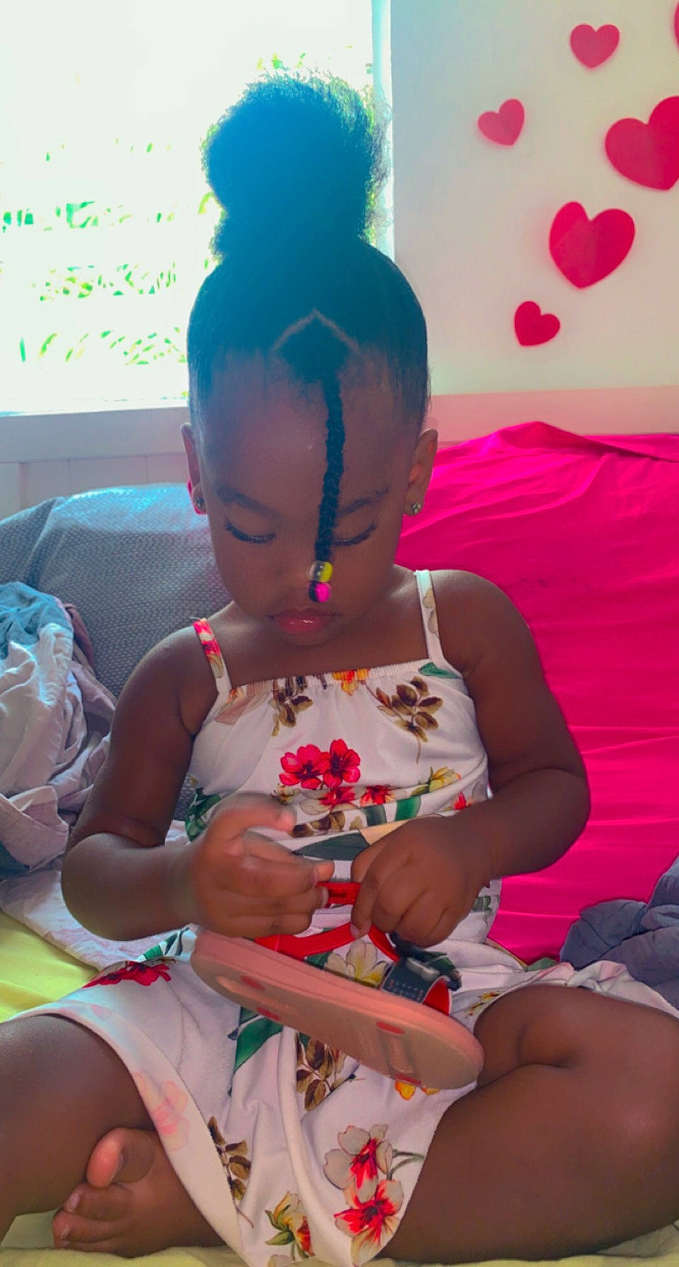 Keïla a rejoint le concours — aidez-le/la à gagner de superbes lots ! abdomen, black_hair, child, event, fun, happy, human_leg, jewellery, lap, leisure, magenta, nail, person, pink, play, room, sitting, skin, thigh, toddler