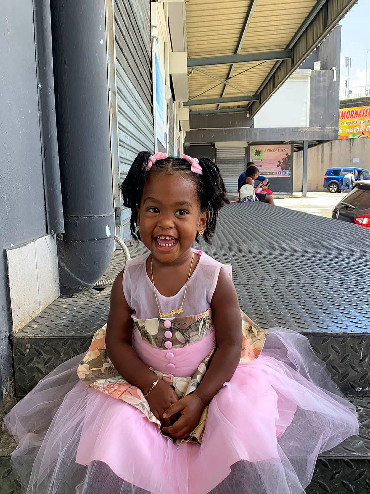 Keïla participe au concours pour gagner de l'argent avec cette photo : baby_toddler_clothing, child, embellishment, event, fashion_accessory, fun, grass, hair_accessory, happy, joy, magenta, person, photograph, pink, ruffle, sitting, sky, smile, snapshot, toddler