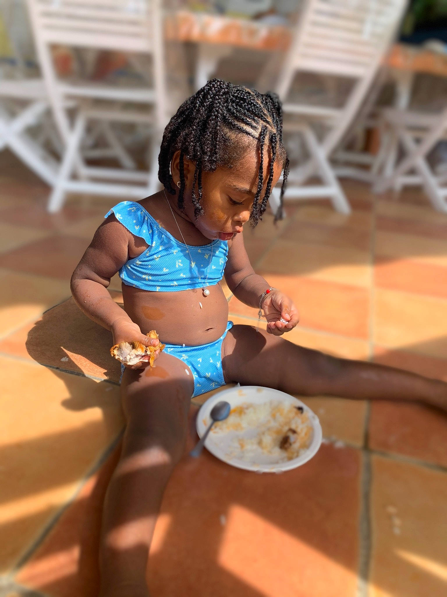 Keïla participe au concours pour gagner de l'argent avec cette photo : abdomen, barefoot, bathing, brassiere, chair, chest, child, event, flooring, fun, happy, human_leg, leisure, person, recreation, sitting, thigh, toddler, vacation, waist