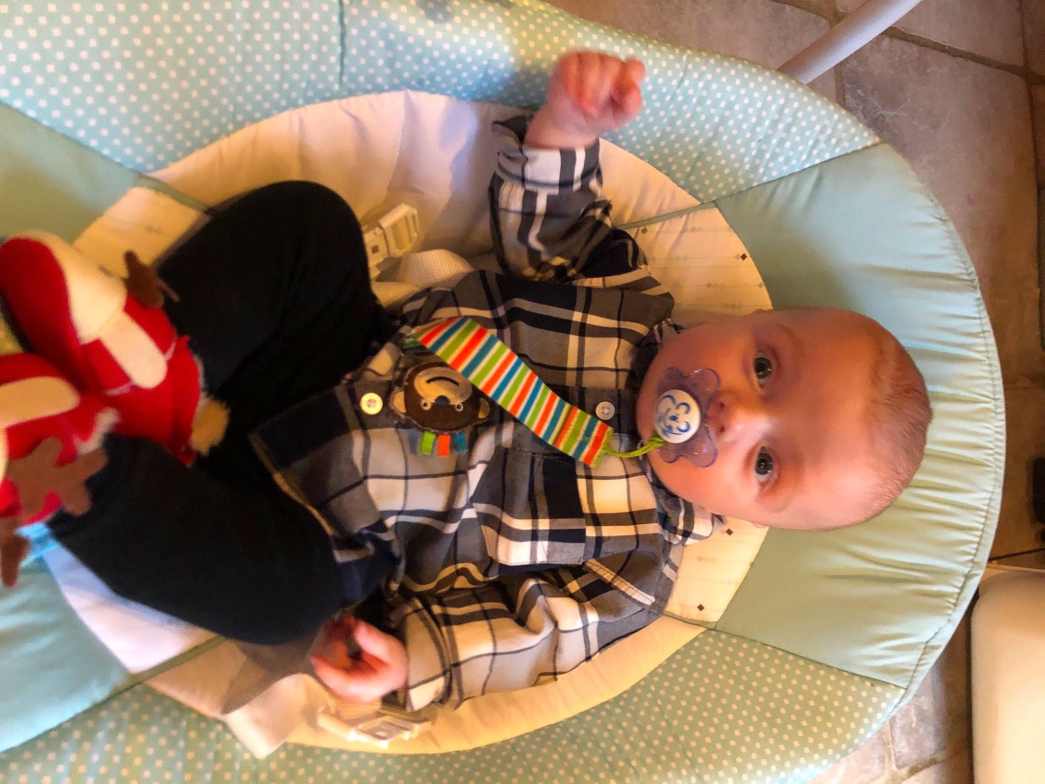 énaël participe au concours pour gagner de l'argent avec cette photo : baby, baby_products, bed, car_seat, carmine, chair, chest, child, comfort, fun, human_body, human_leg, mouth, person, personal_protective_equipment, plaid, room, sitting, thigh, toddler