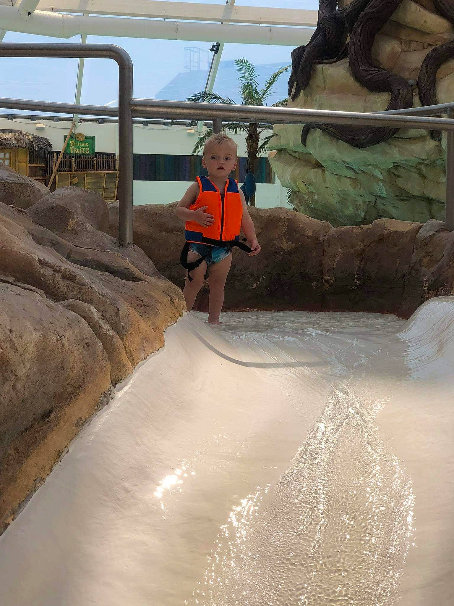 énaël a rejoint le concours — aidez-le/la à gagner de superbes lots ! composite_material, concrete, fun, landscape, leisure, mammal, person, recreation, sand, shorts, sky, smile, soil, t_shirt, toddler, tourism, travel, vertebrate, water, water_feature