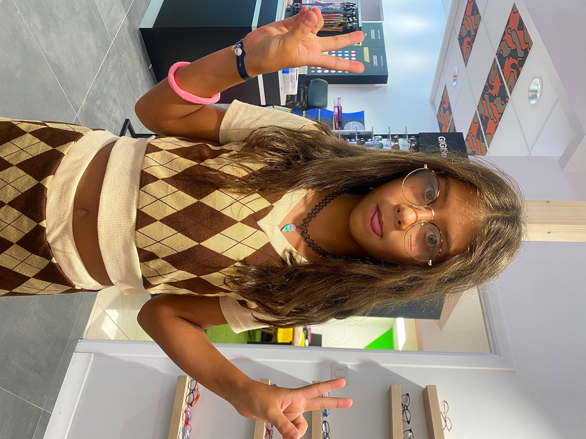 Lara participe au concours pour gagner de l'argent avec cette photo : abdomen, beauty, chest, elbow, eyewear, fashion, fashion_design, fun, human_leg, joint, knee, person, room, sandal, snapshot, thigh, waist, wrist