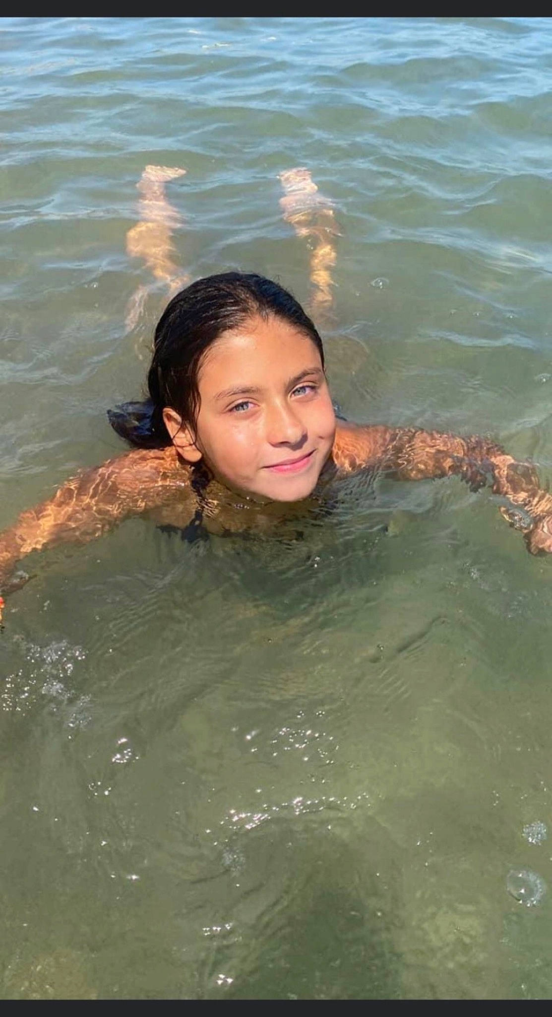 Lara participe au concours pour gagner de l'argent avec cette photo : bathing, eye, face, fun, hair, happy, head, human_body, joy, lake, leisure, mammal, ocean, people_in_nature, people_on_beach, person, personal_protective_equipment, recreation, vertebrate, water