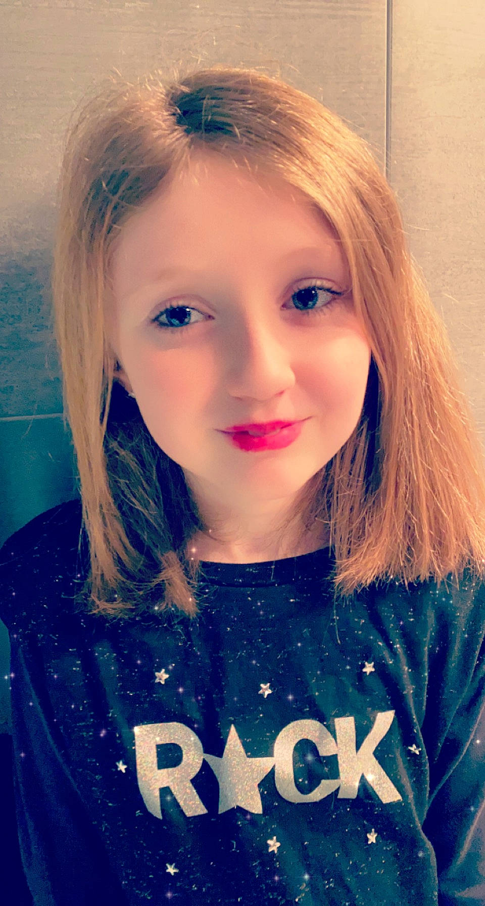 Lola a rejoint le concours — aidez-le/la à gagner de superbes lots ! cheek, chin, cool, eyebrow, eyelash, fashion, flash_photography, happy, iris, jaw, layered_hair, lip, neck, nose, person, photograph, shoulder, skin, sleeve, smile