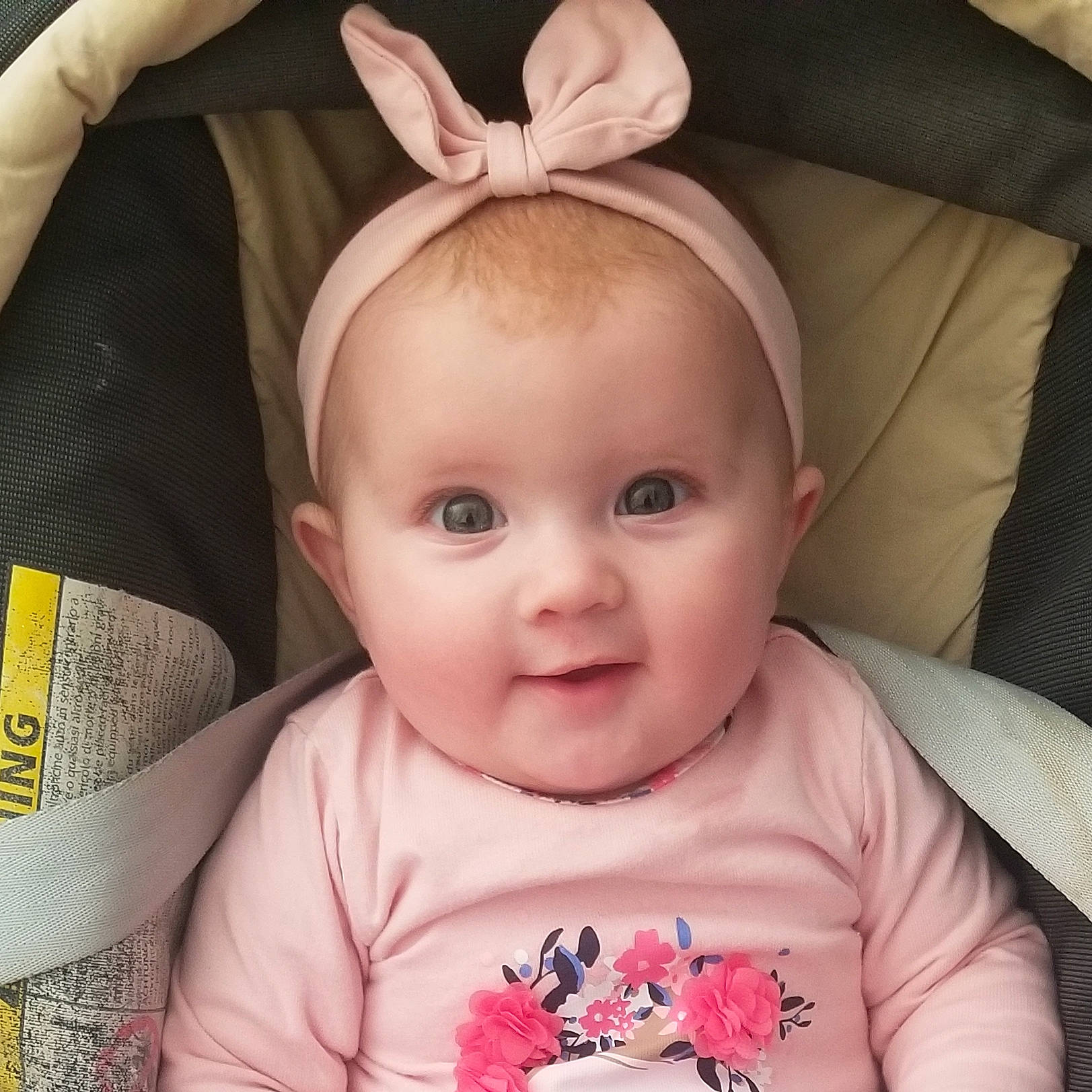 Freya participe au concours pour gagner de l'argent avec cette photo : arm, baby, baby_toddler_clothing, cheek, ear, eyebrow, eyelash, face, happy, head, human_body, iris, lip, mouth, nose, person, product, skin, sleeve, smile