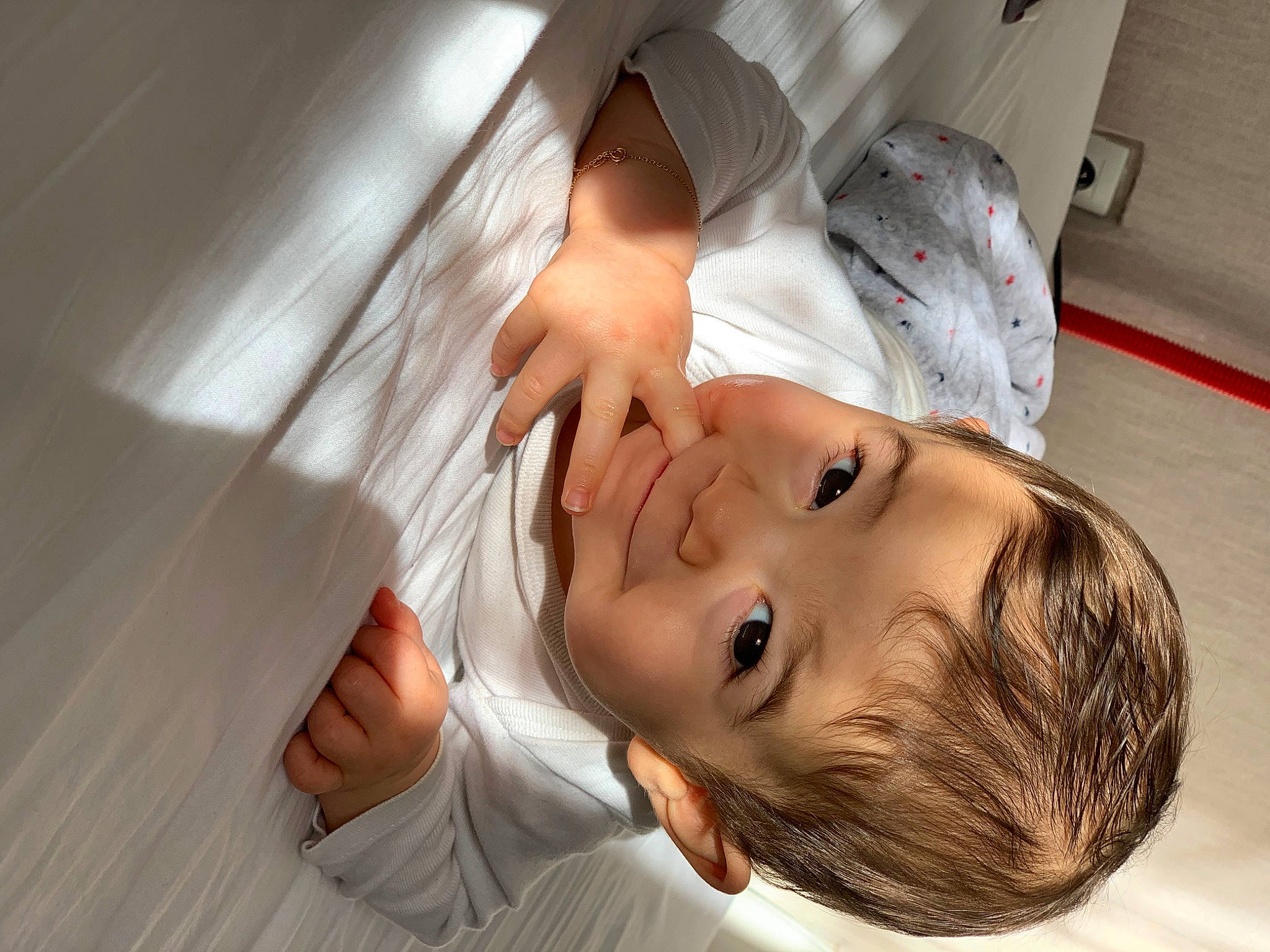 Yunus a rejoint le concours — aidez-le/la à gagner de superbes lots ! baby, child, comfort, eyelash, fashion_accessory, flash_photography, flooring, fun, gesture, hand, happy, lip, mouth, neck, nose, person, portrait_photography, room, smile, toddler