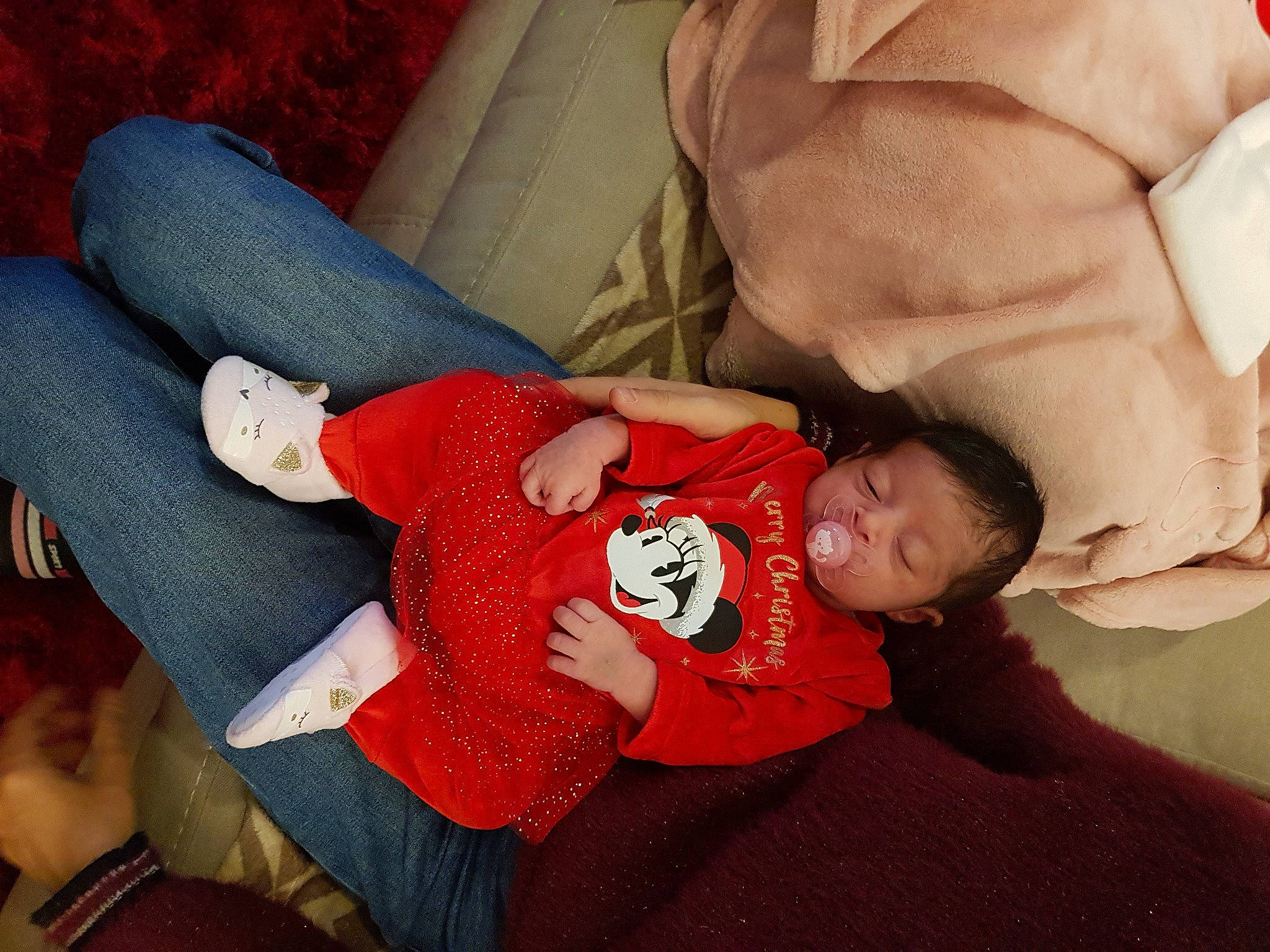 Louna participe au concours pour gagner de l'argent avec cette photo : baby, baby_toddler_clothing, carmine, child, comfort, couch, finger, human_leg, joint, lap, leg, orange, person, product, room, sitting, skin, sleeve, thigh, toddler