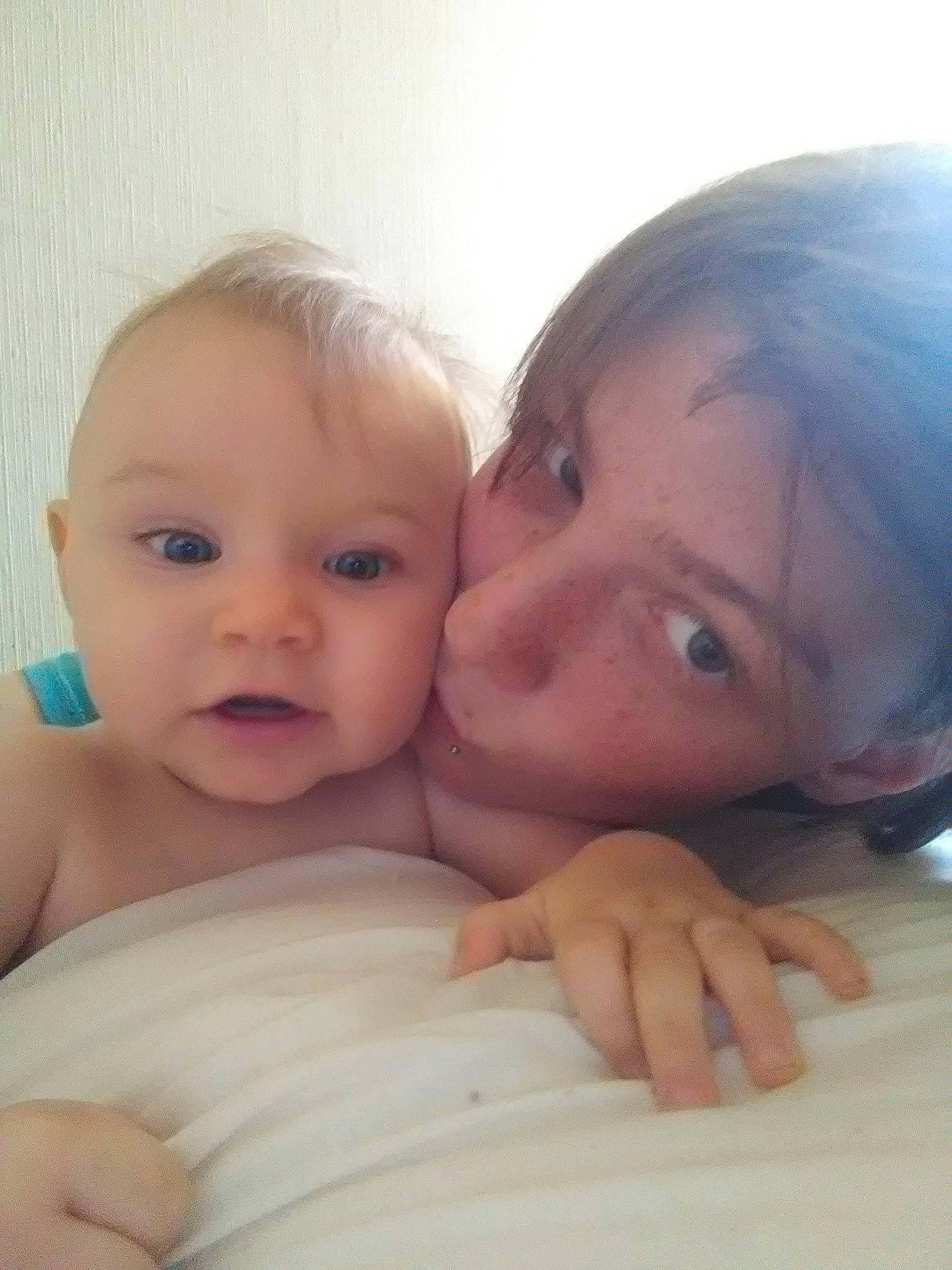 Fiorina participe au concours pour gagner de l'argent avec cette photo : baby, cheek, child, eye, face, finger, forehead, hand, head, iris, lip, love, mother, mouth, nose, person, sibling, skin, smile, thumb