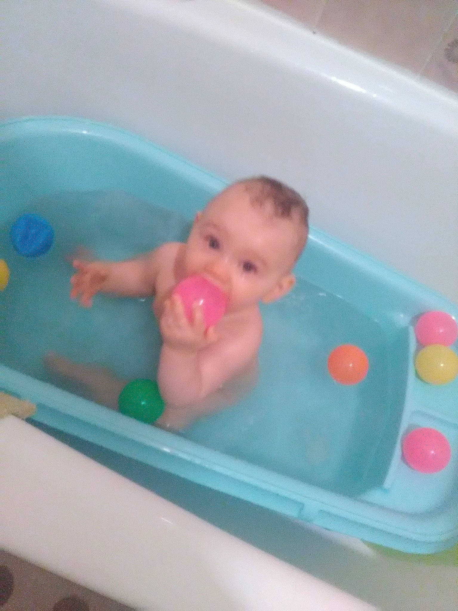 Fiorina a rejoint le concours — aidez-le/la à gagner de superbes lots ! baby, baby_bathing, baby_products, bath_toy, bathing, bathtub, child, leisure, person, personal_care, play, plumbing_fixture, product, toddler