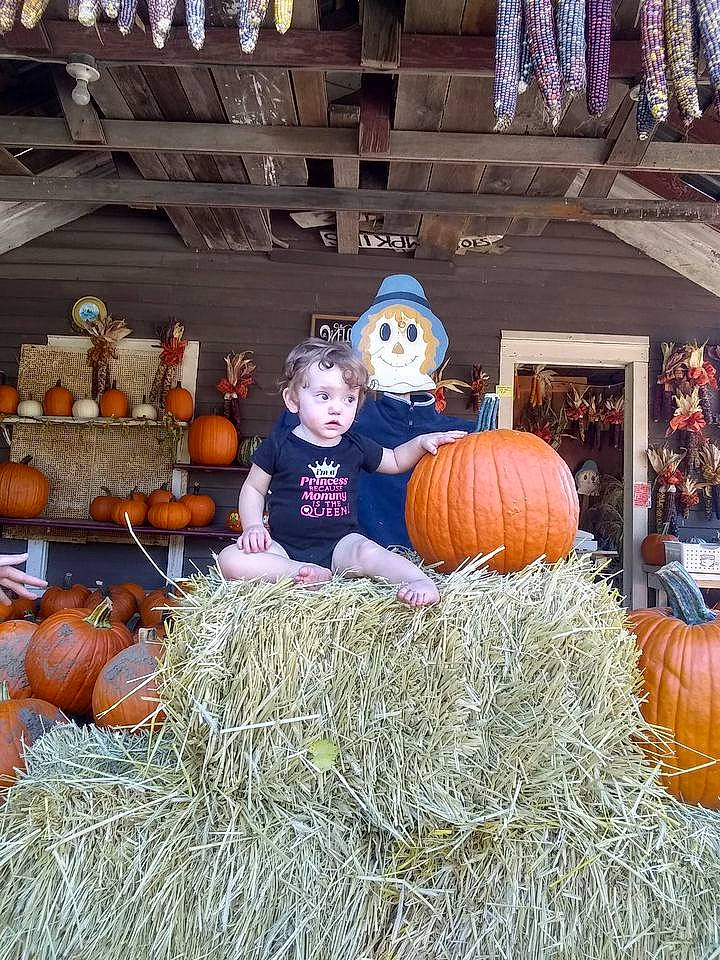 Alexa is registered to the contest to win money with this photo: calabaza, cucurbita, gourd, hay, person, plant, pumpkin, scarecrow, vegetable, winter_squash