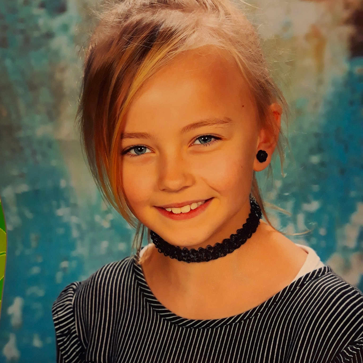 Shelsy participe au concours pour gagner de l'argent avec cette photo : bangs, beauty, blond, brown_hair, cheek, eyebrow, face, forehead, girl, hair, hair_coloring, hairstyle, head, human_hair_color, joy, layered_hair, long_hair, person, smile