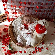 Leïa a rejoint le concours — aidez-le/la à gagner de superbes lots ! baby, infant, teddy_bear, basket, hearts, valentine, rose, balloon, plush_toy, blanket, heart_confetti, wooden_letters, smile, happy, cozy, portrait, lying_down, red_white_color_scheme, decor, celebration