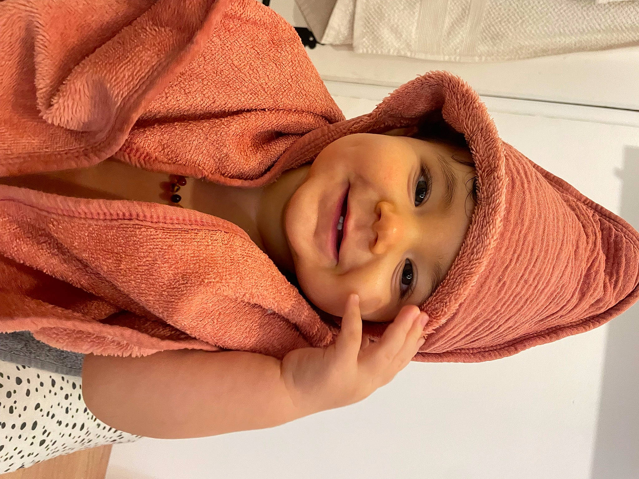 Loïs a rejoint le concours — aidez-le/la à gagner de superbes lots ! child, chin, close_up, comfort, eye, eyebrow, eyelash, face, fashion_accessory, happy, headwear, joy, lip, neck, nose, pattern, peach, person, pink, skin