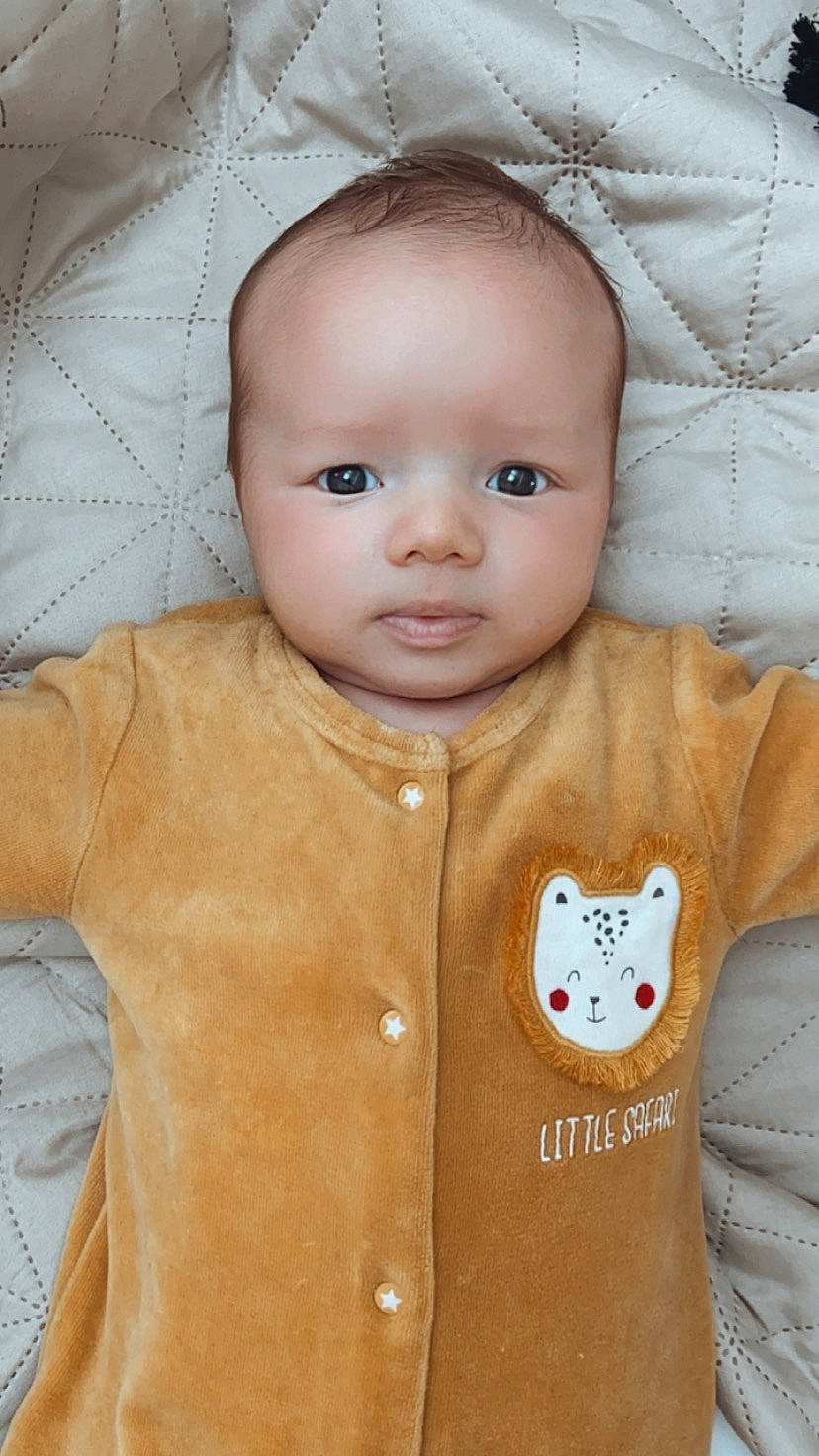 Naïll a rejoint le concours — aidez-le/la à gagner de superbes lots ! baby, baby_products, baby_toddler_clothing, beige, brown, cheek, child, chin, eyebrow, forehead, iris, lip, organ, overall, peach, person, skin, sleeve, tan, textile