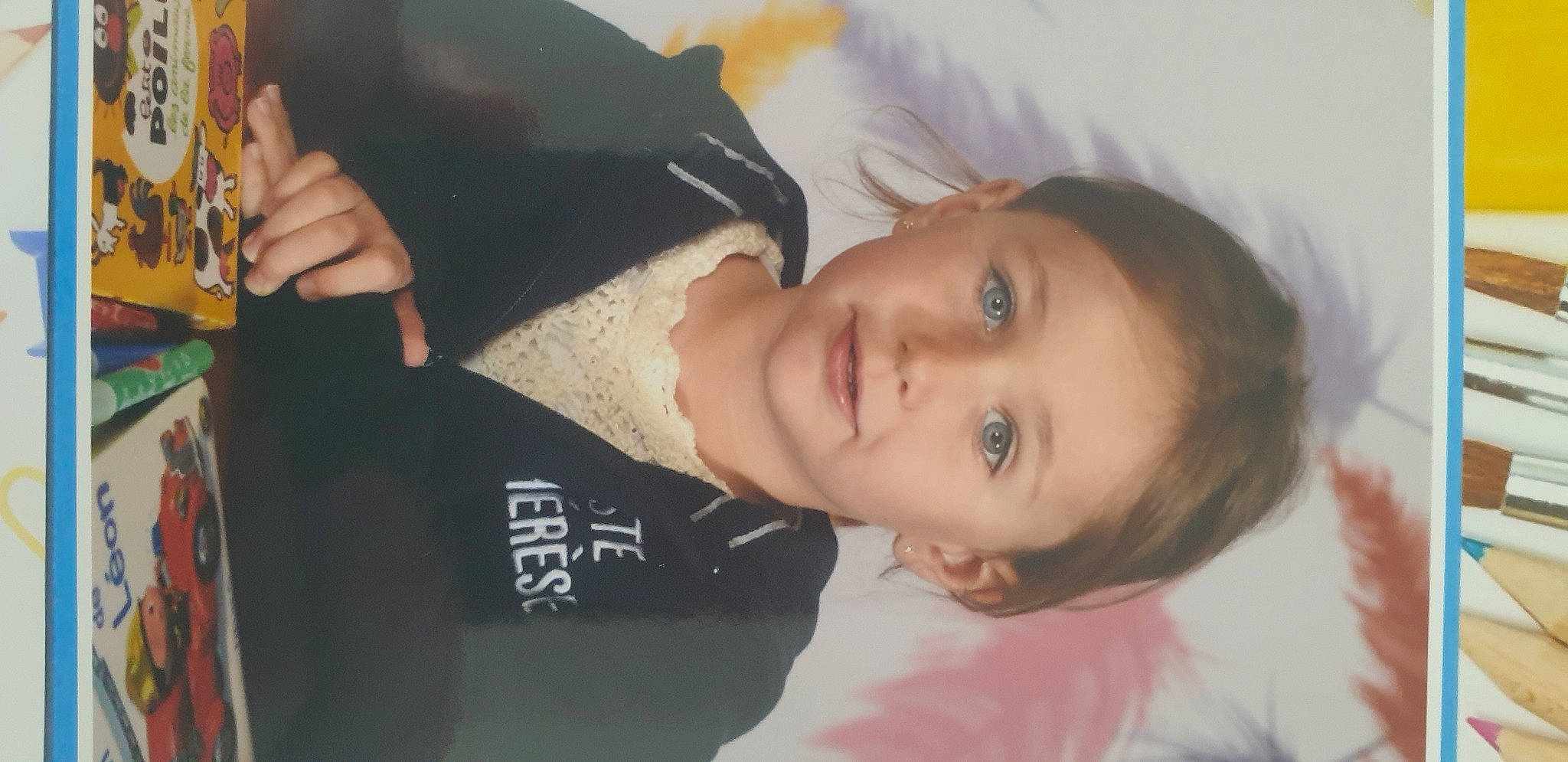 Oihana a rejoint le concours — aidez-le/la à gagner de superbes lots ! alcohol, beauty, black_hair, cheek, child, chin, cool, distilled_beverage, drink, eyebrow, forehead, happy, iris, lip, person, skin, wine_bottle