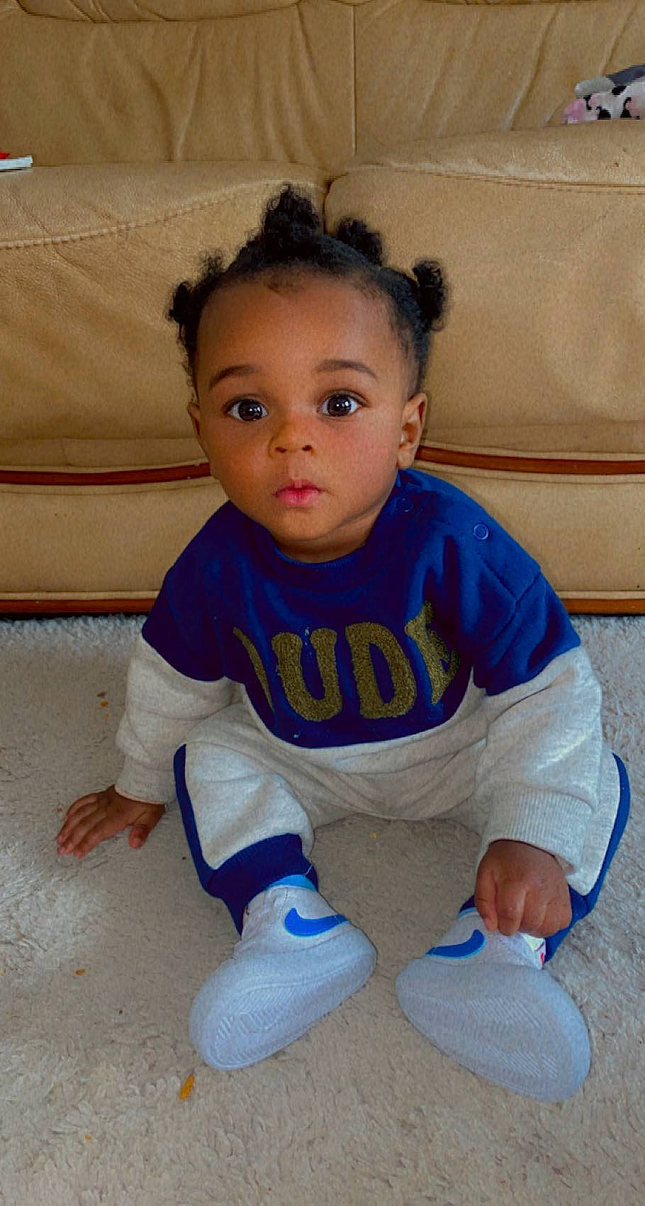 Alayann participe au concours pour gagner de l'argent avec cette photo : baby_toddler_clothing, cheek, child, electric_blue, floor, flooring, foot, fun, hair, happy, hardwood, head, knee, mammal, nose, person, sleeve, sportswear, t_shirt, thumb