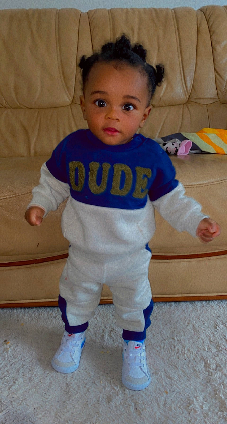 Alayann a rejoint le concours — aidez-le/la à gagner de superbes lots ! arm, baby, baby_toddler_clothing, cheek, eye, face, facial_expression, finger, floor, flooring, gesture, happy, head, person, skin, sleeve, smile, sportswear, textile, thumb