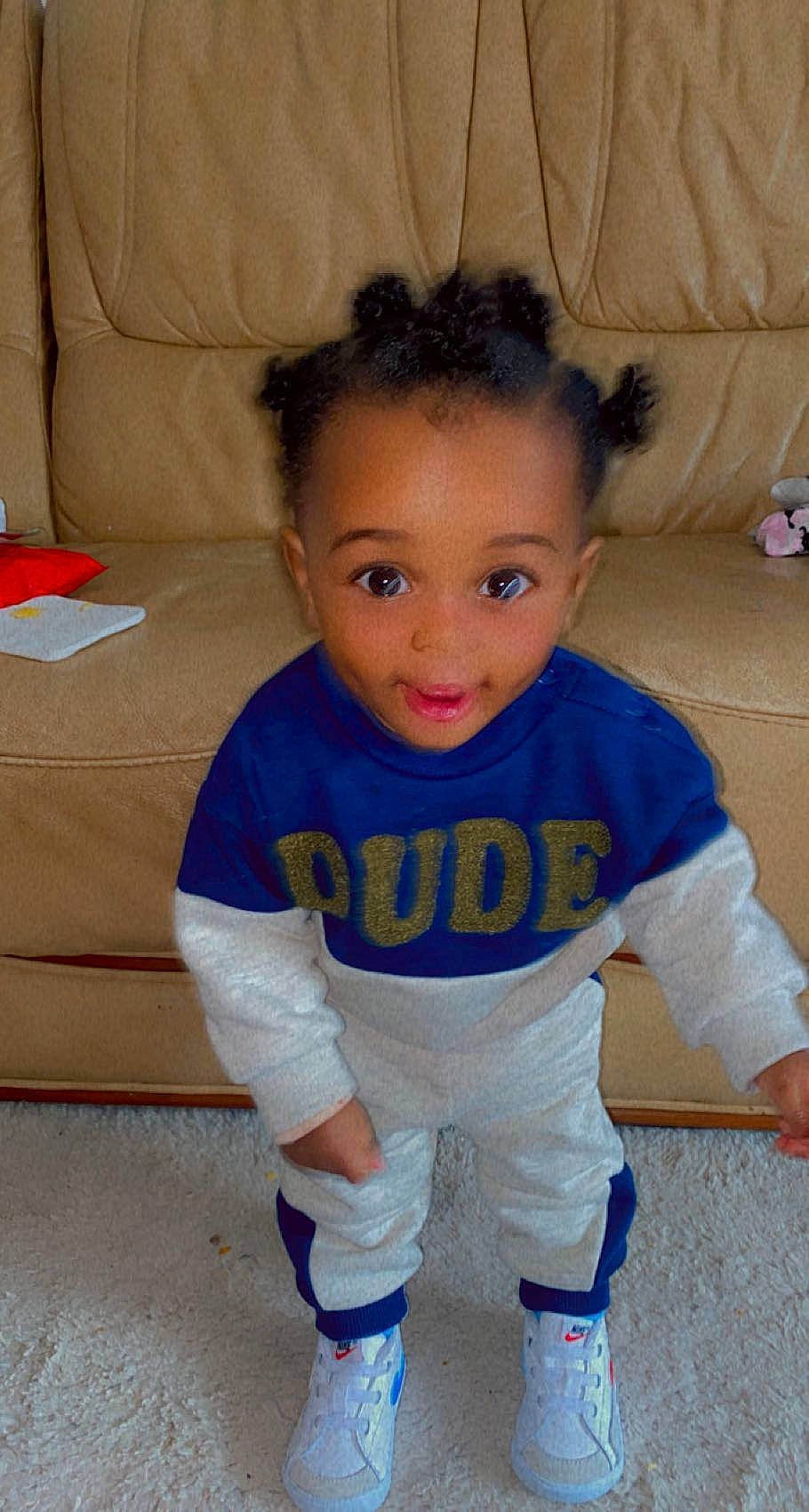 Alayann participe au concours pour gagner de l'argent avec cette photo : baby, baby_toddler_clothing, child, comfort, couch, electric_blue, floor, flooring, fun, happy, hardwood, human_leg, person, sitting, skin, sleeve, smile, t_shirt, textile, toddler