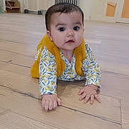 Anoé participe au concours pour gagner de l'argent avec cette photo : baby, child, floor, wooden_floor, indoor, person, clothing, yellow, curious, face, hands, crawling, home, stairs, door, expression, infant, portrait, cozy, casual