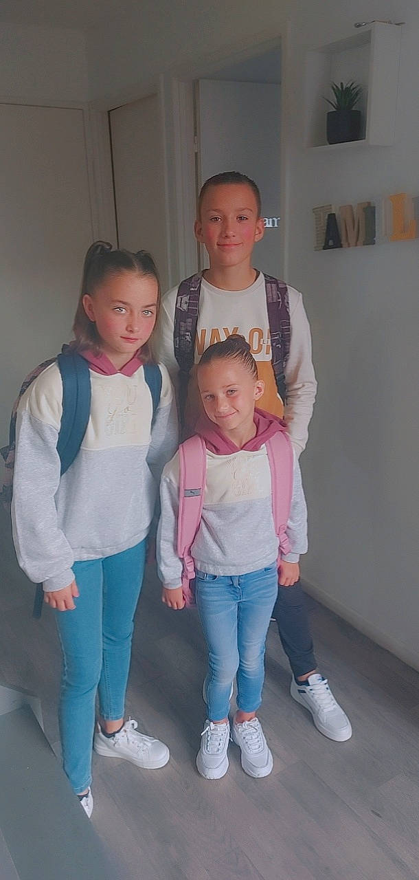 Lea Lana participe au concours pour gagner de l'argent avec cette photo : child, denim, event, family, fashion_design, fun, gesture, happy, jeans, joy, person, room, shoe, shoulder, sitting, sleeve, sneakers, t_shirt, toddler, uniform