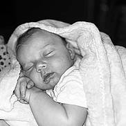 Louise a rejoint le concours — aidez-le/la à gagner de superbes lots ! baby, sleeping, blanket, infant, cozy, soft, peaceful, wrapped, hand, face, monochrome, black_and_white, cute, newborn, portrait, child, relaxing, toddler, calm, resting