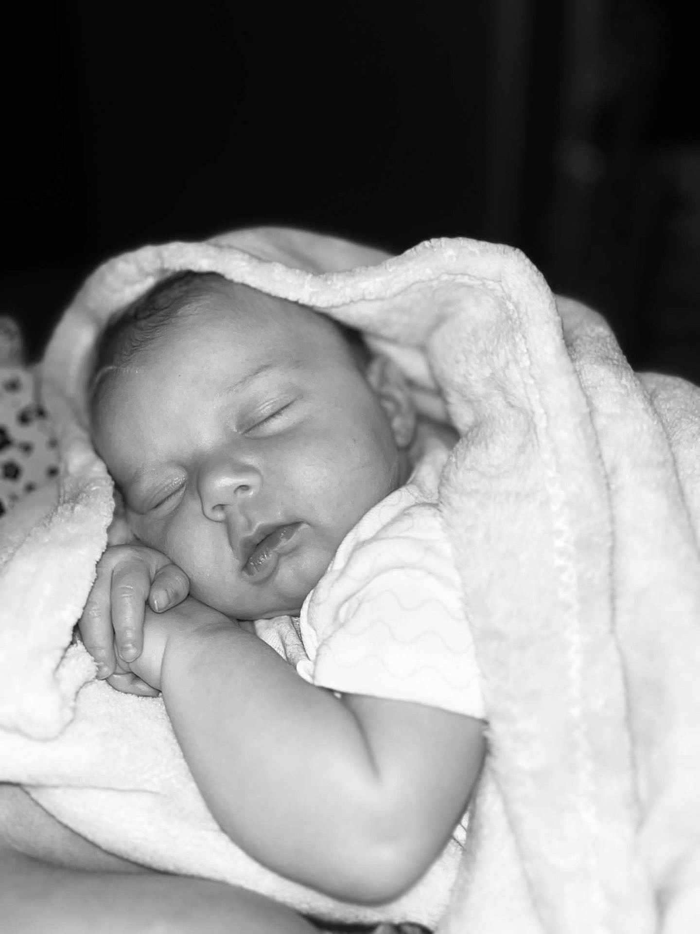 Louise a rejoint le concours — aidez-le/la à gagner de superbes lots ! baby, sleeping, blanket, infant, cozy, soft, peaceful, wrapped, hand, face, monochrome, black_and_white, cute, newborn, portrait, child, relaxing, toddler, calm, resting